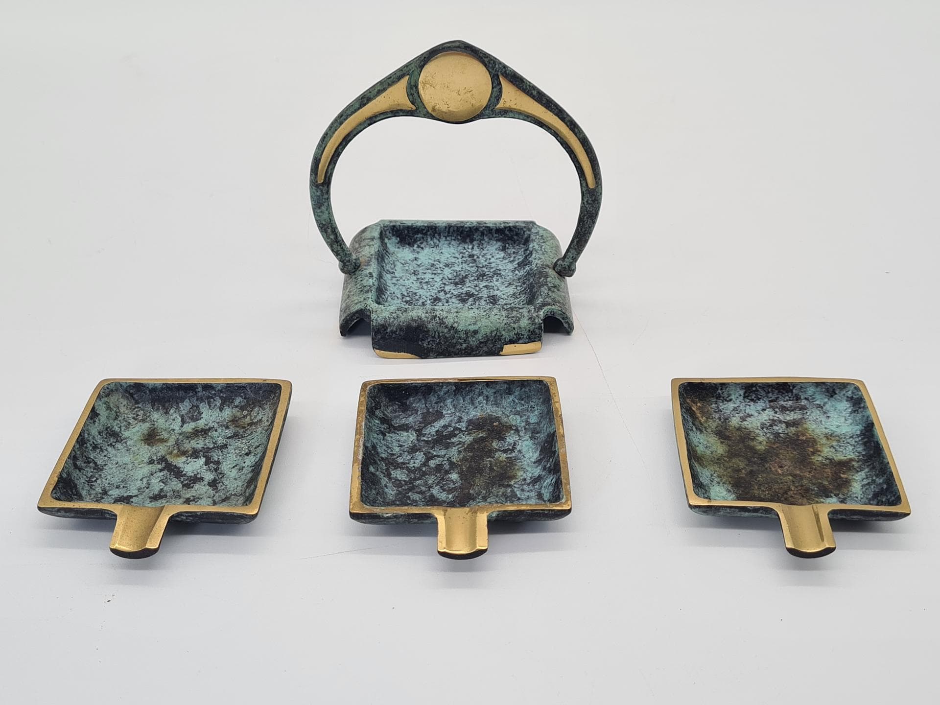 Zestaw trzech popielniczek ze stojakiem, Art déco, metal zielony złocony, lata 30. - 378112