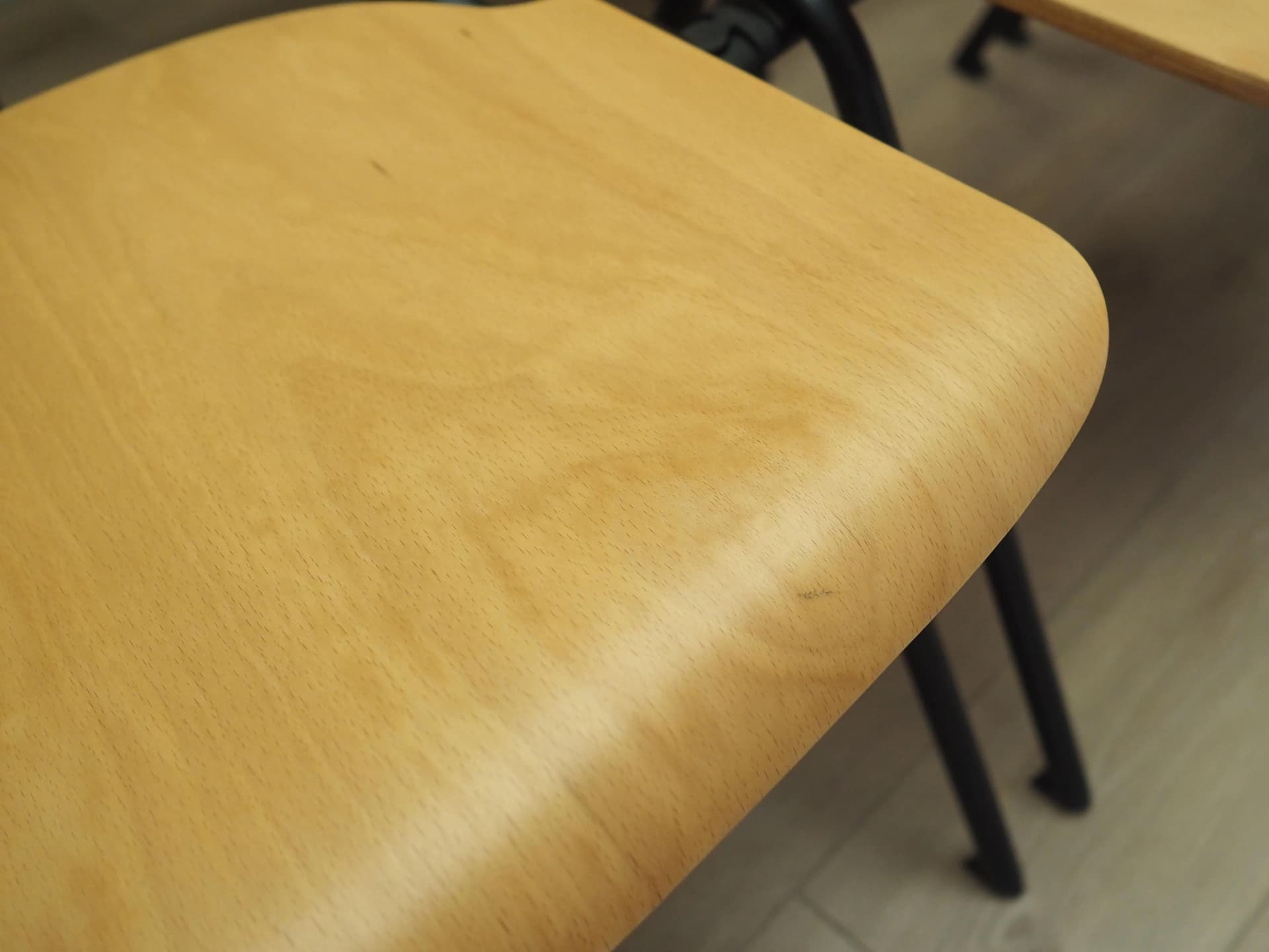 Komplet sześciu krzeseł, brązowy fornir, metal czarny, Dania, lata 70. - 27638