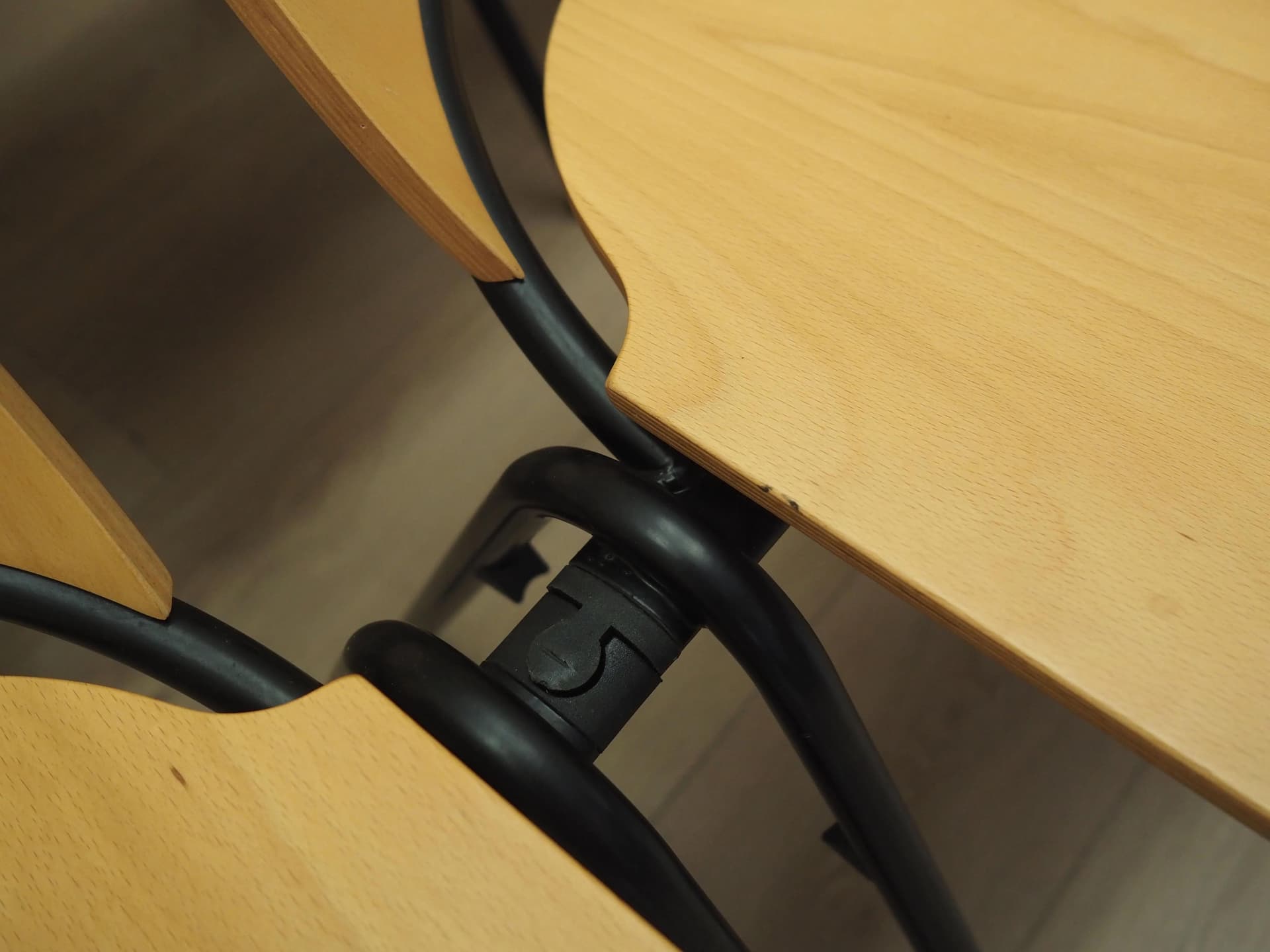 Komplet sześciu krzeseł, brązowy fornir, metal czarny, Dania, lata 70. - 27640