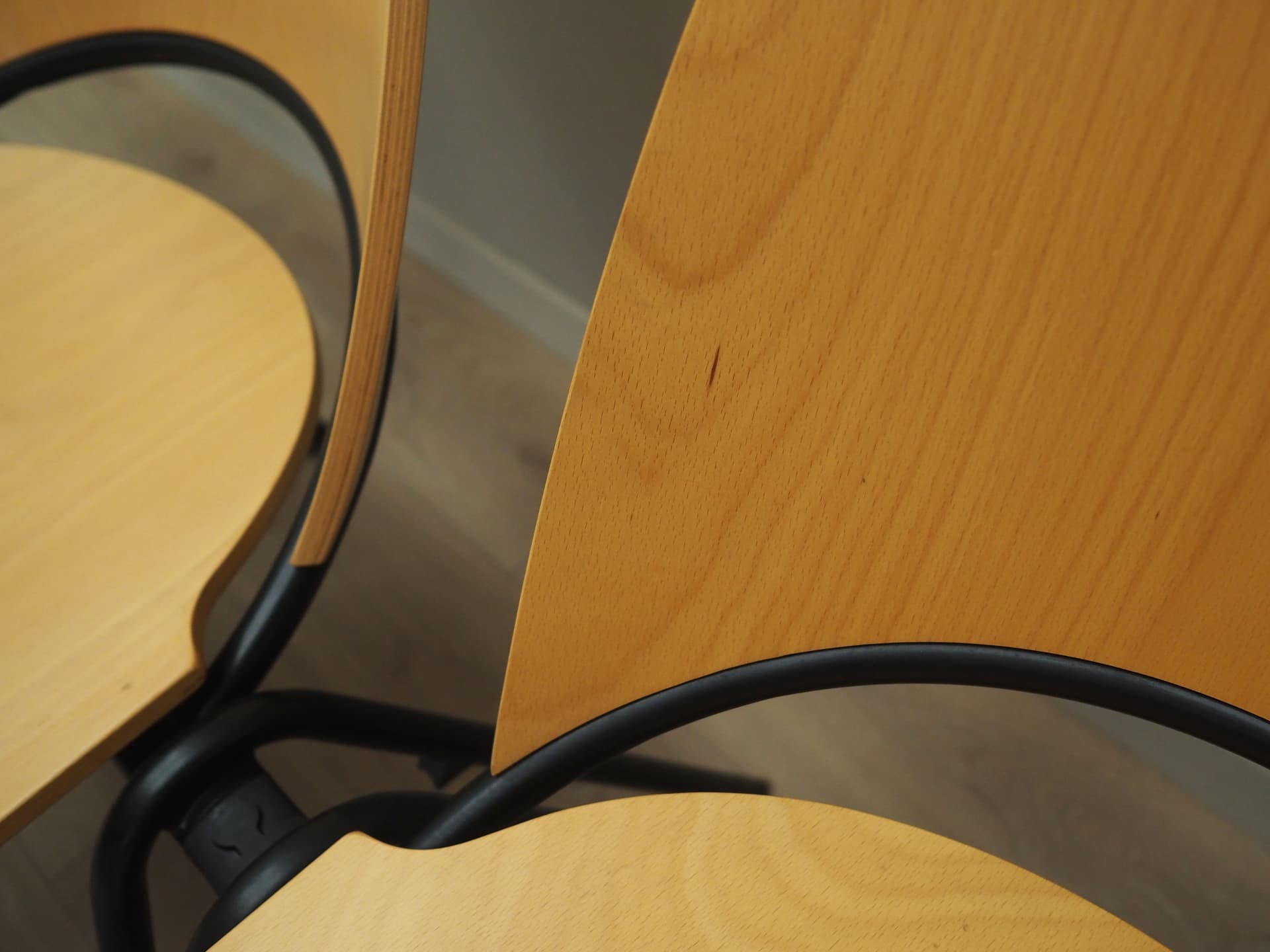 Komplet sześciu krzeseł, brązowy fornir, metal czarny, Dania, lata 70. - 66071