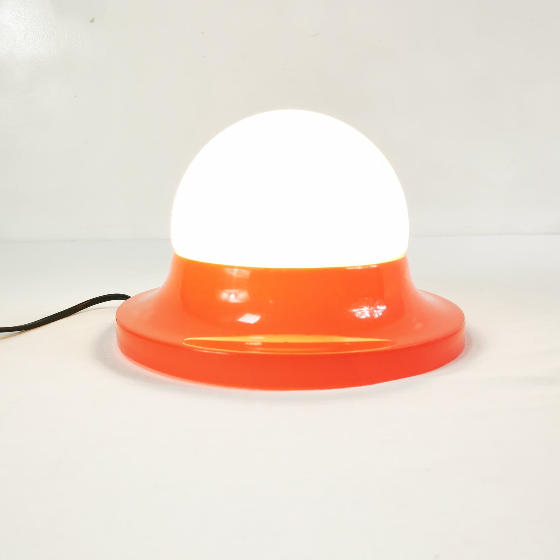 Lampa Space Age, plastik czerwony, szkło białe, Polska, lata 60. - 381699