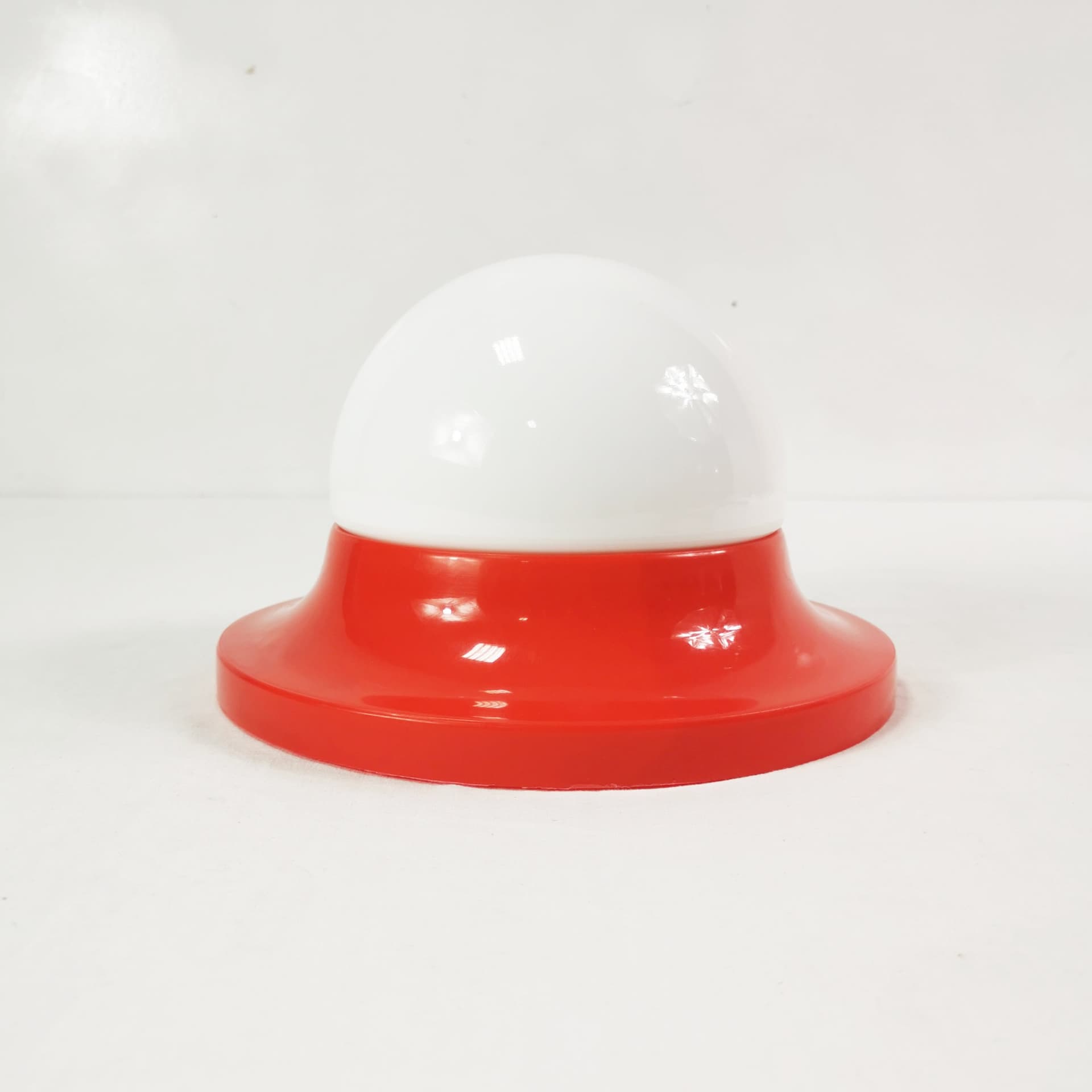 Lampa Space Age, plastik czerwony, szkło białe, Polska, lata 60. - 381692