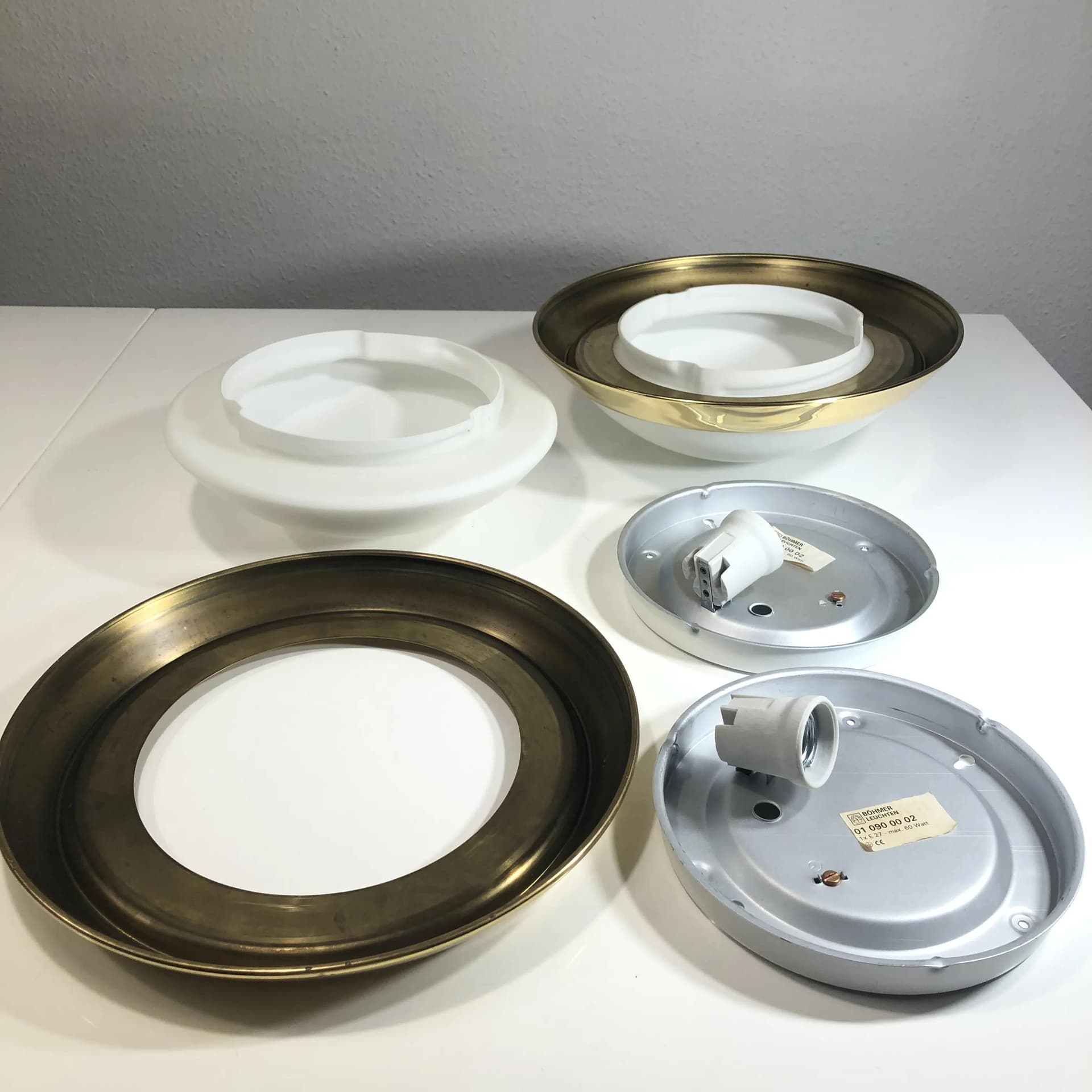 Białe kinkiety z opałowego szkła i złoconej stali, Böhmer Leuchten, Niemcy, lata 90. - 28553