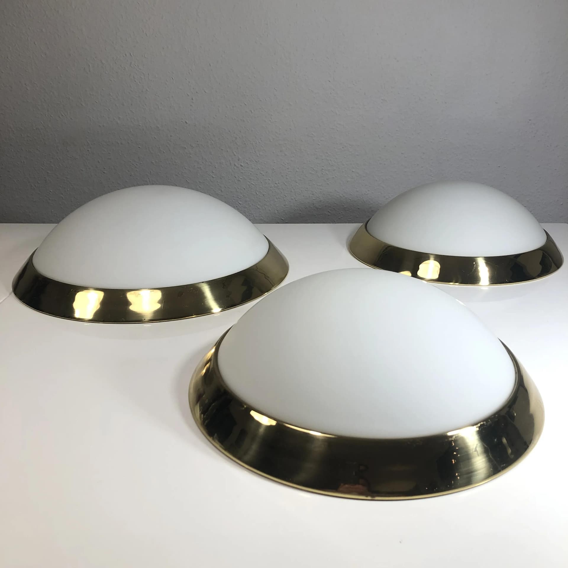 Białe kinkiety z opałowego szkła i złoconej stali, Böhmer Leuchten, Niemcy, lata 90. - 28556