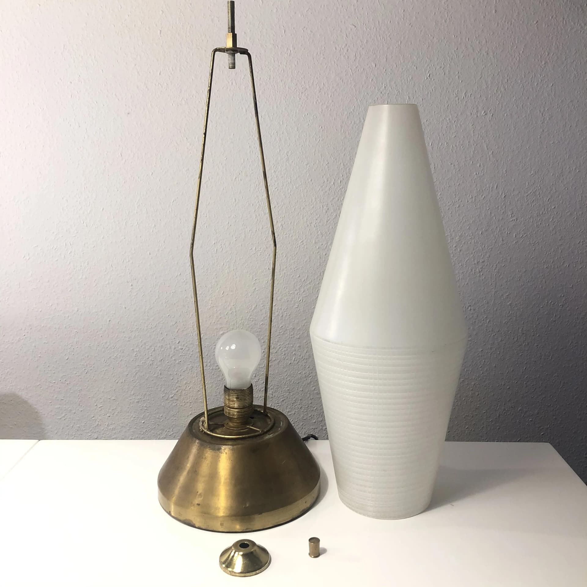 Lampa podłogowa Art Deco, szkło białe, mosiądz, Niemcy, lata 60. - 28547