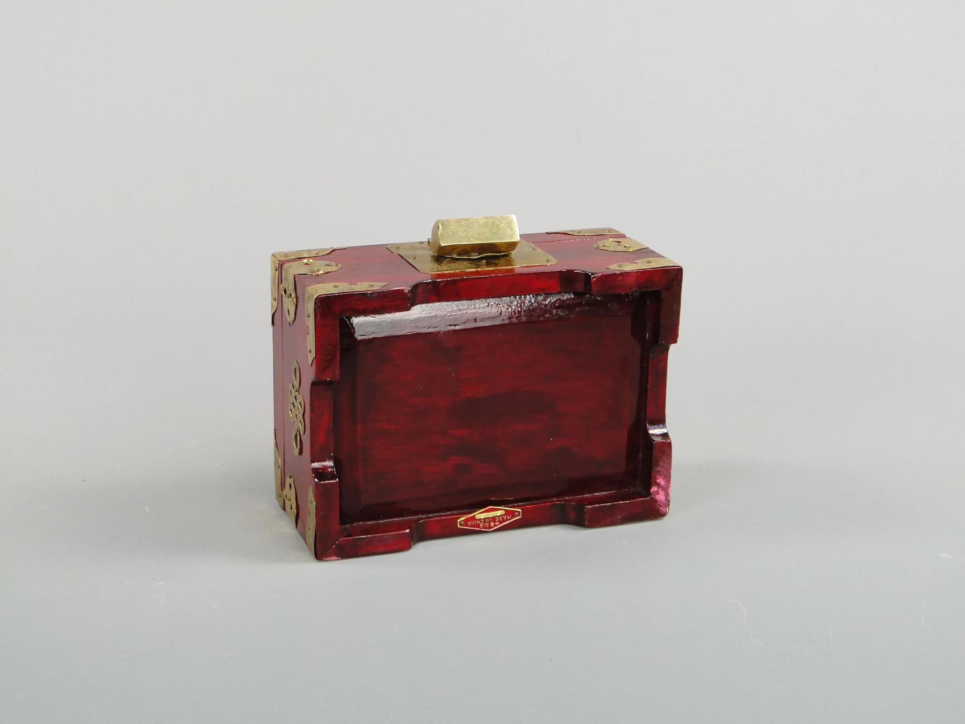 Kaseta na biżuterię orientalna, czerwony, drewno, mosiądz, jadeit, jedwab, Chiny, lata 80. - 28570