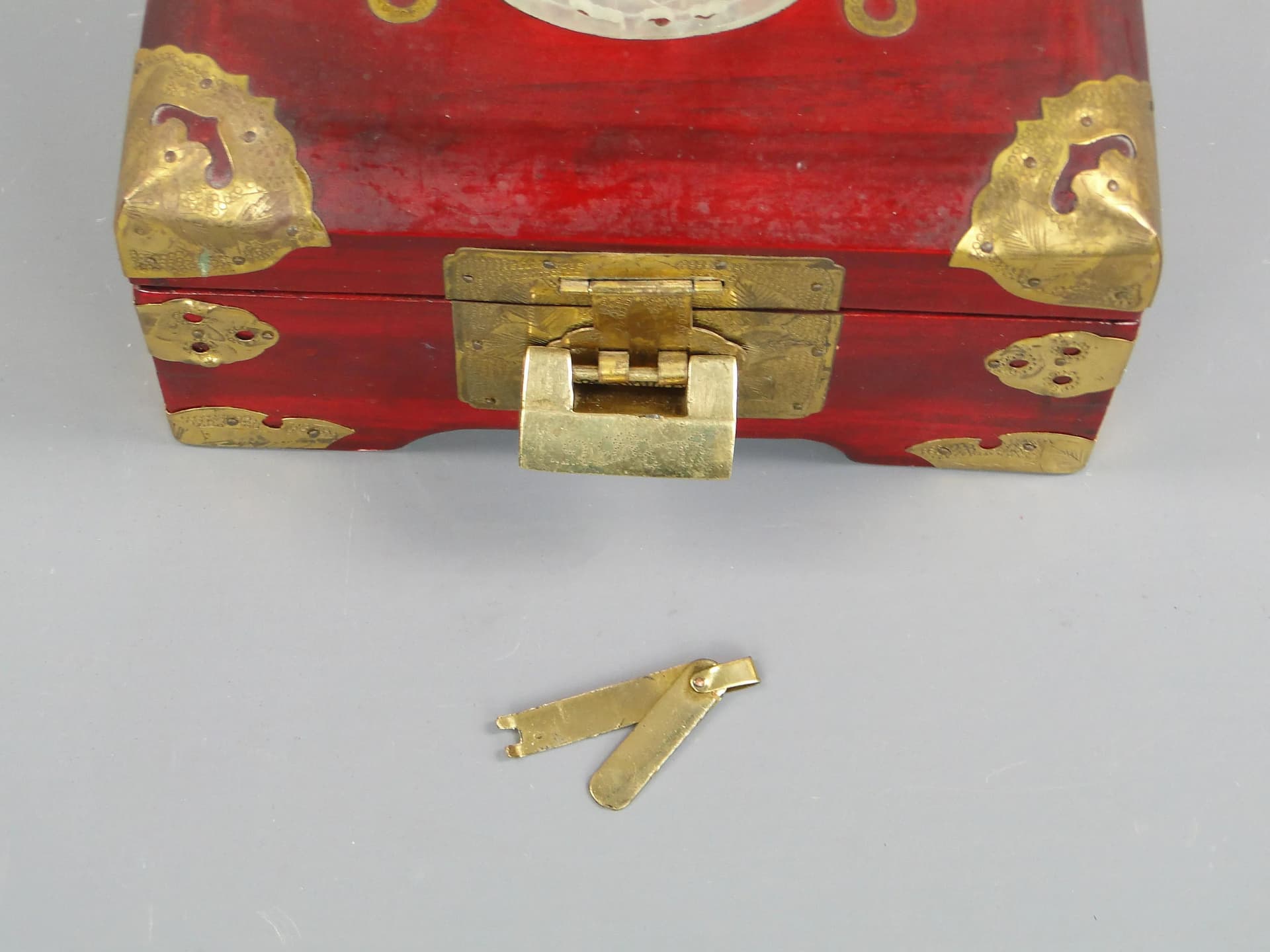 Kaseta na biżuterię orientalna, czerwony, drewno, mosiądz, jadeit, jedwab, Chiny, lata 80. - 28572