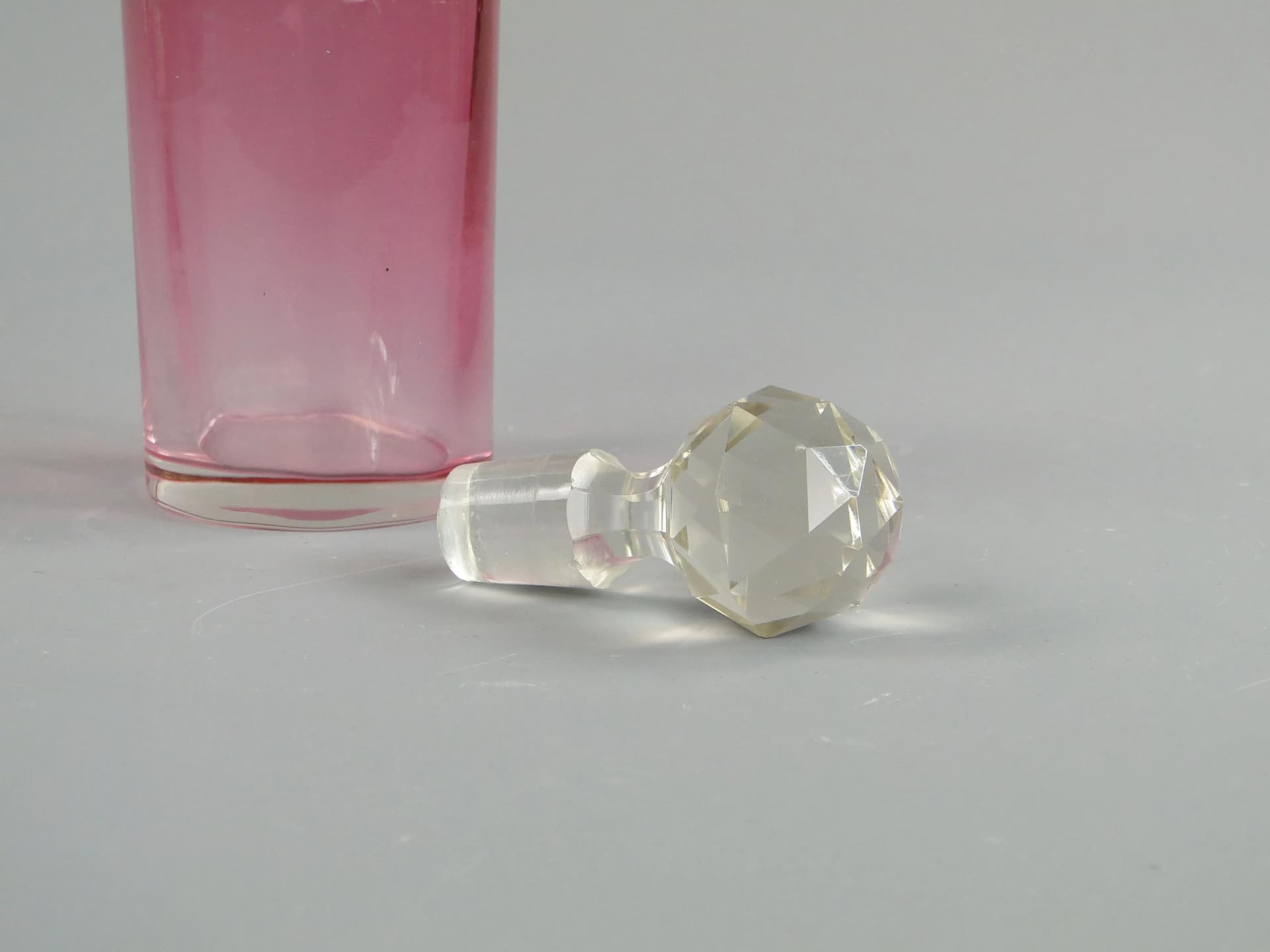 Karafka secesyjna, szkło różowy, Huta Szkła Zawiercie, Polska, początek XX w. - 28565