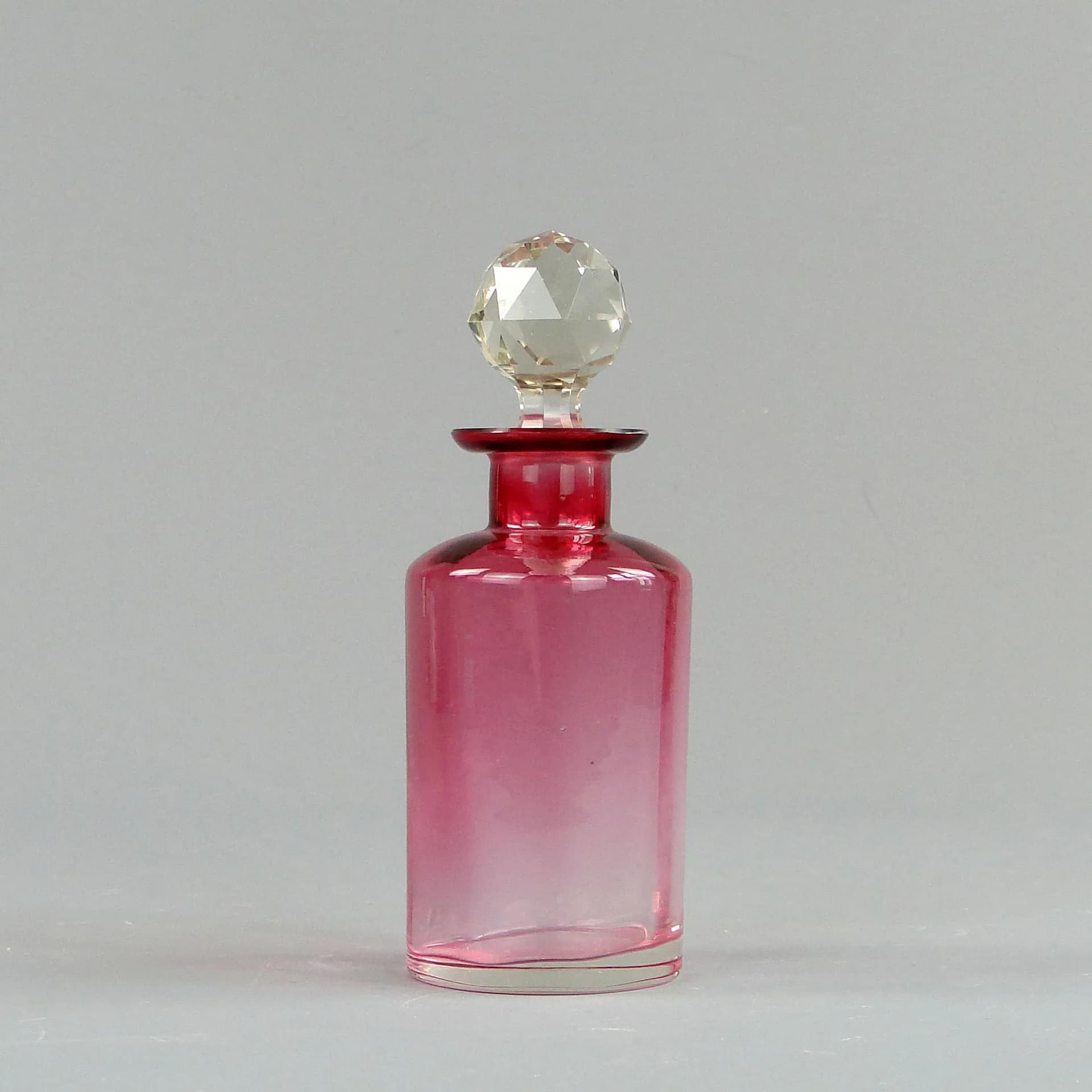 Karafka secesyjna, szkło różowy, Huta Szkła Zawiercie, Polska, początek XX w. - 28558