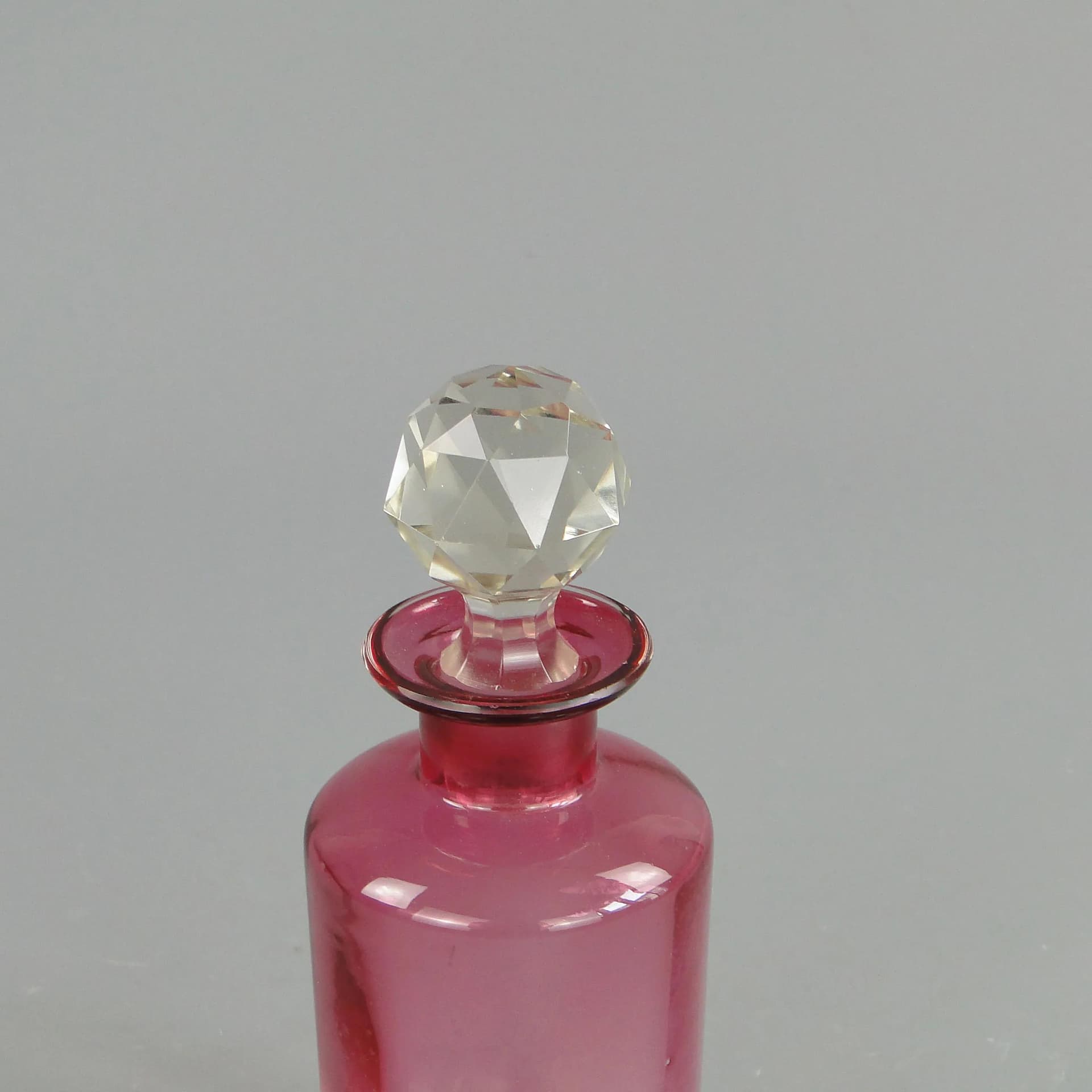 Karafka secesyjna, szkło różowy, Huta Szkła Zawiercie, Polska, początek XX w. - 28560