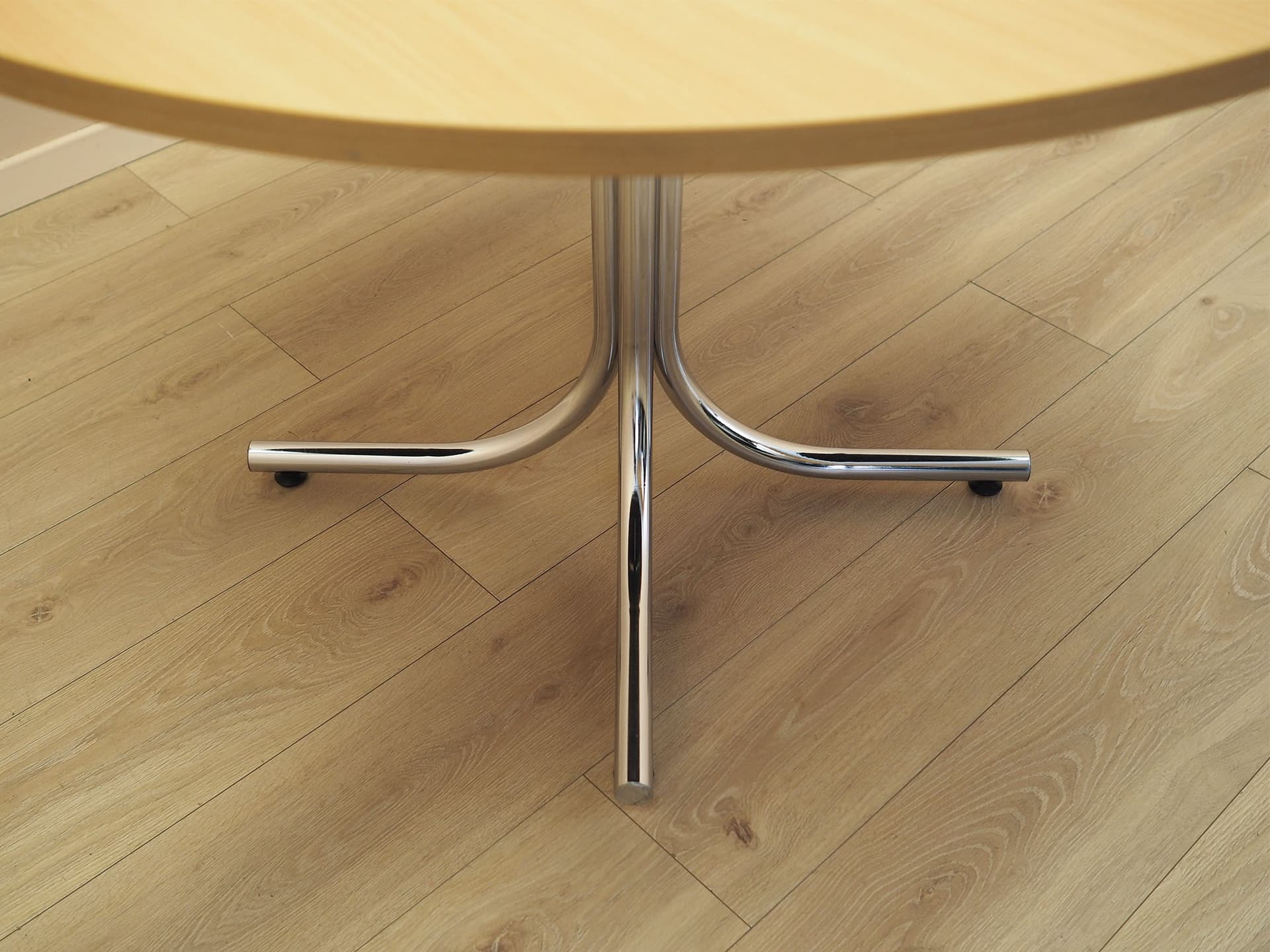 Round table, beige laminate, silver polished steel, Italy, 1980s. - 387676