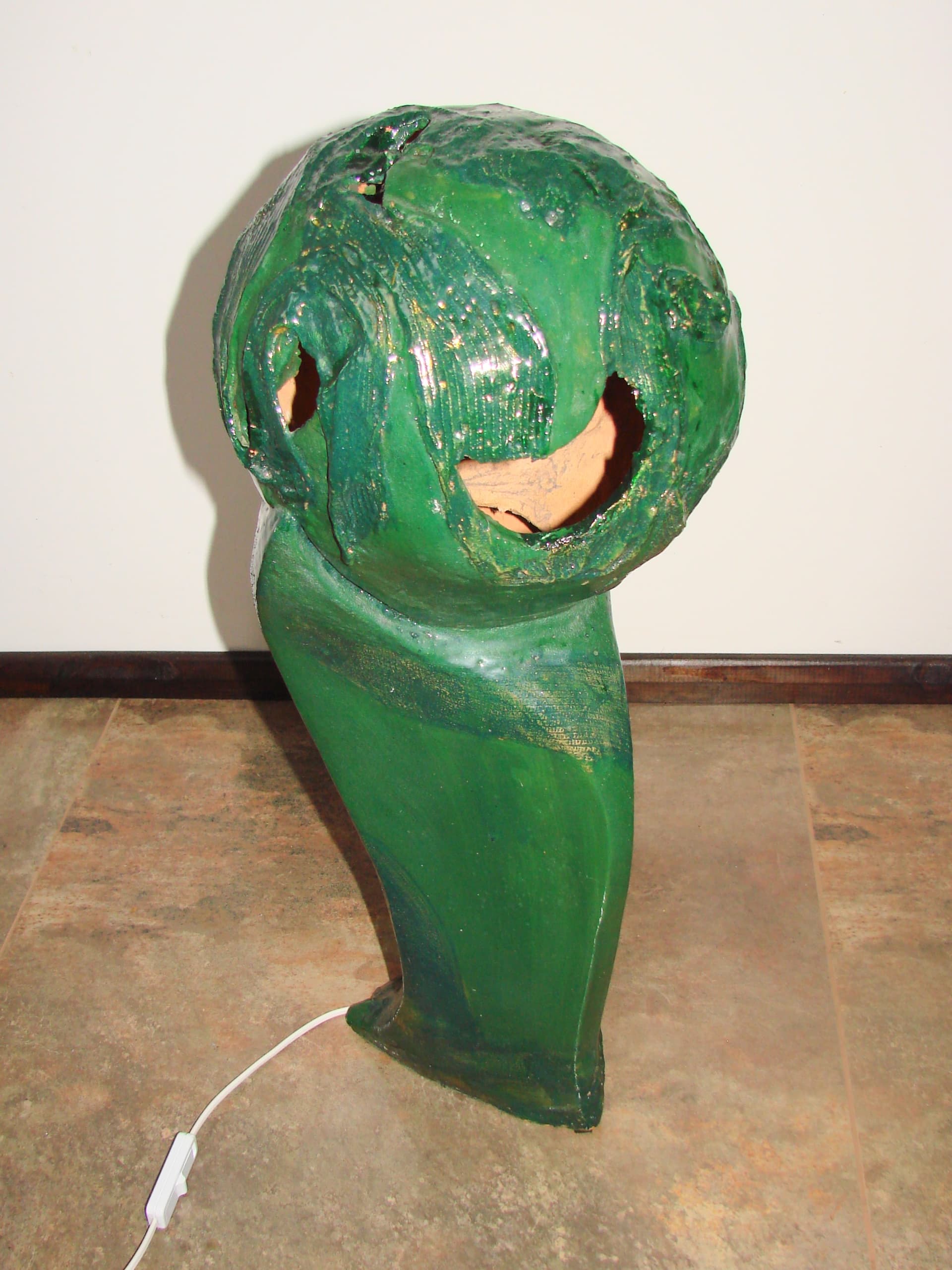 Lampa-rzeźba Głowa, ceramika szkliwiona zielona brązowa złota, Polska, lata 60. - 388075