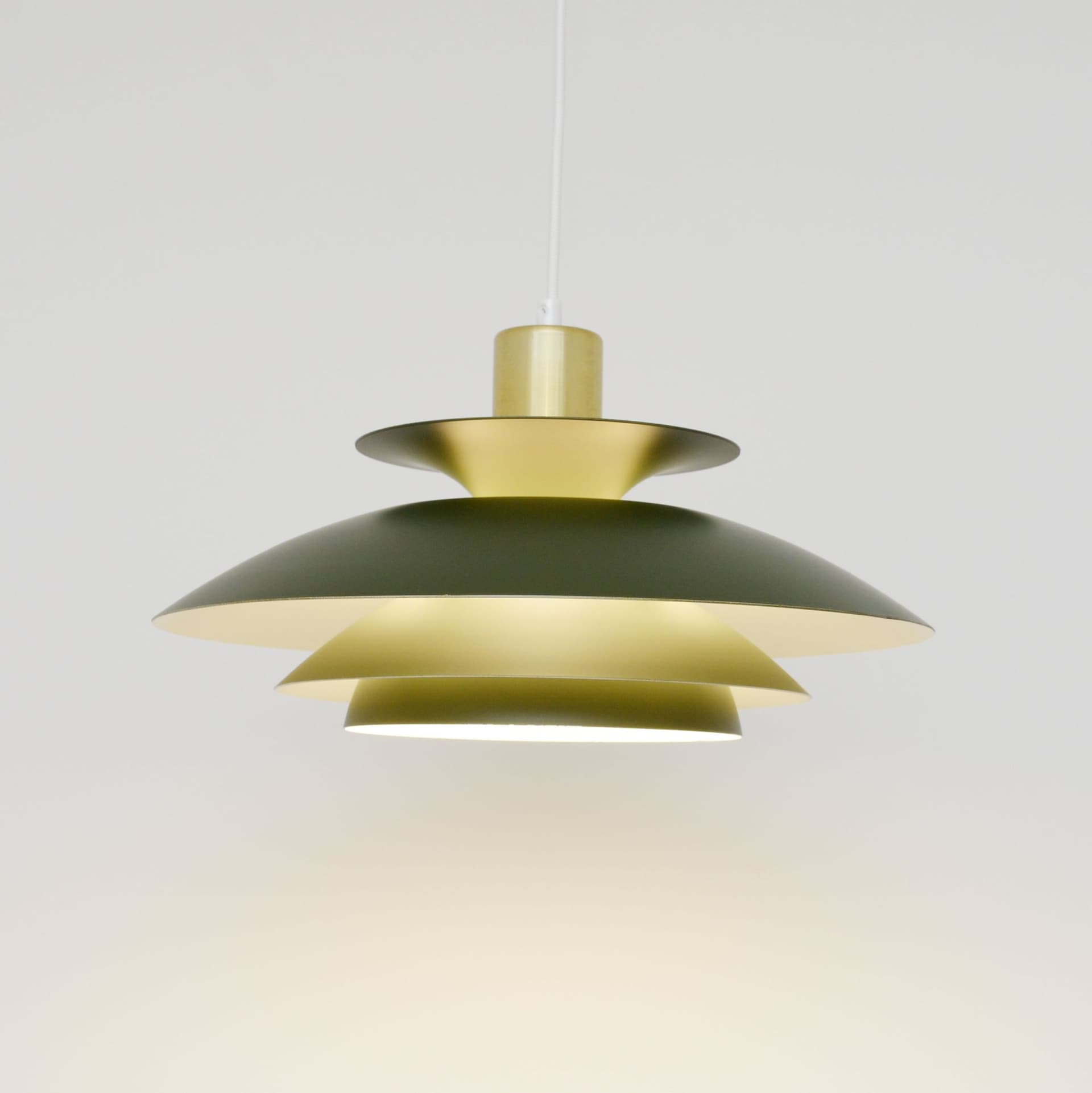 Lampa wisząca, zielony metal, mosiądz złoty, Dania, lata 70. - 388157