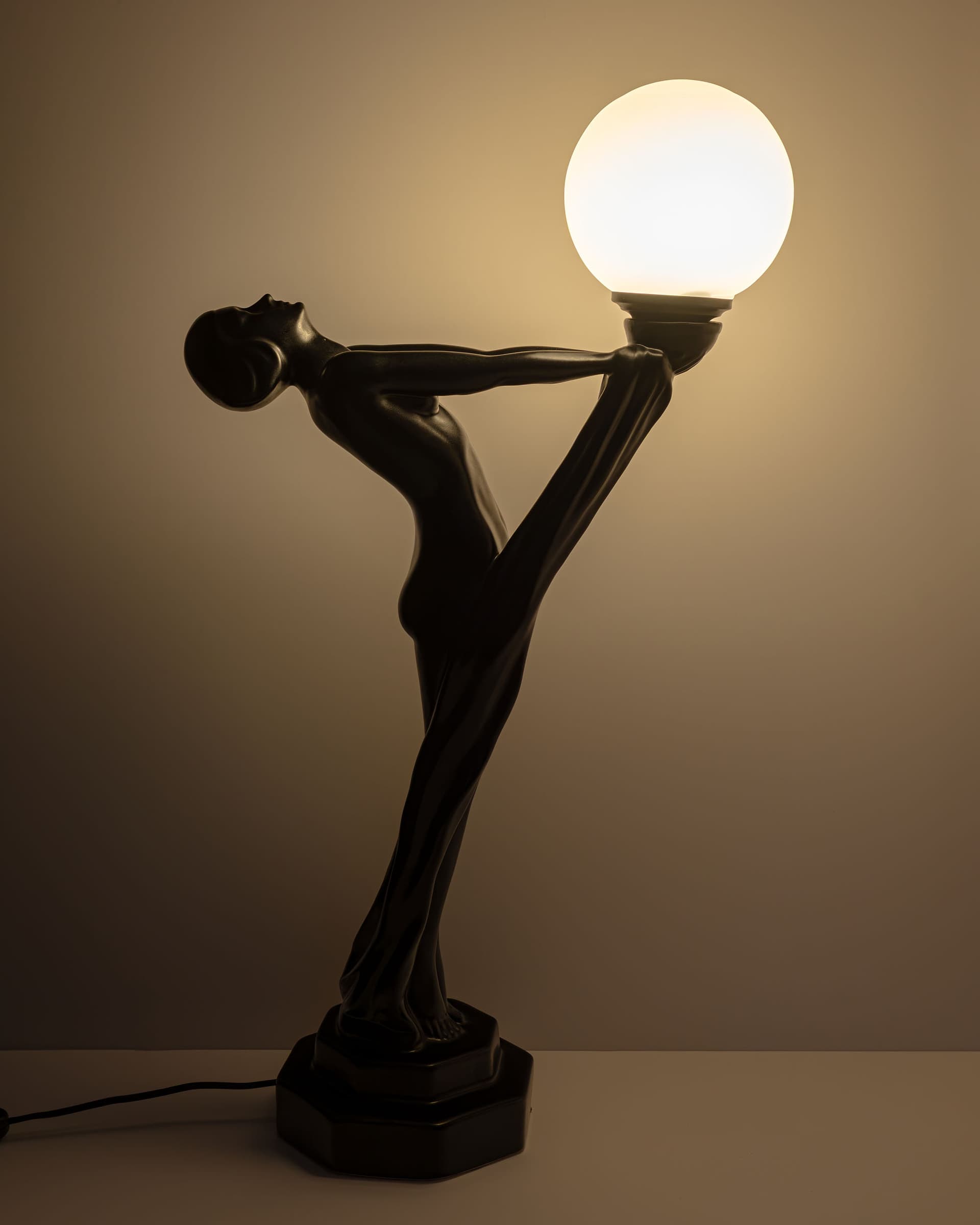 Lampa stołowa Art déco, ceramika czarna, szkło białe, lata 90. - 388234