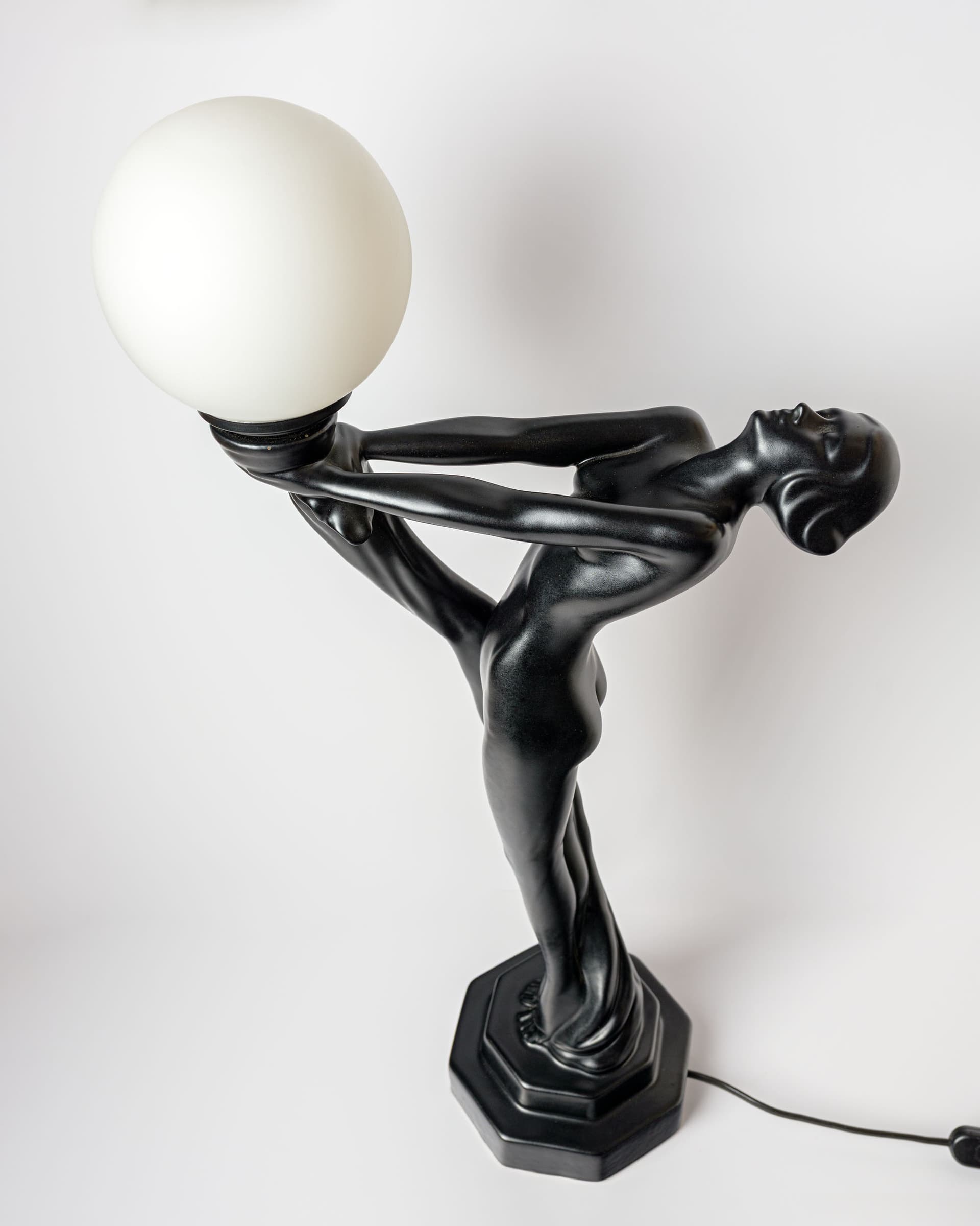 Lampa stołowa Art déco, ceramika czarna, szkło białe, lata 90. - 388229