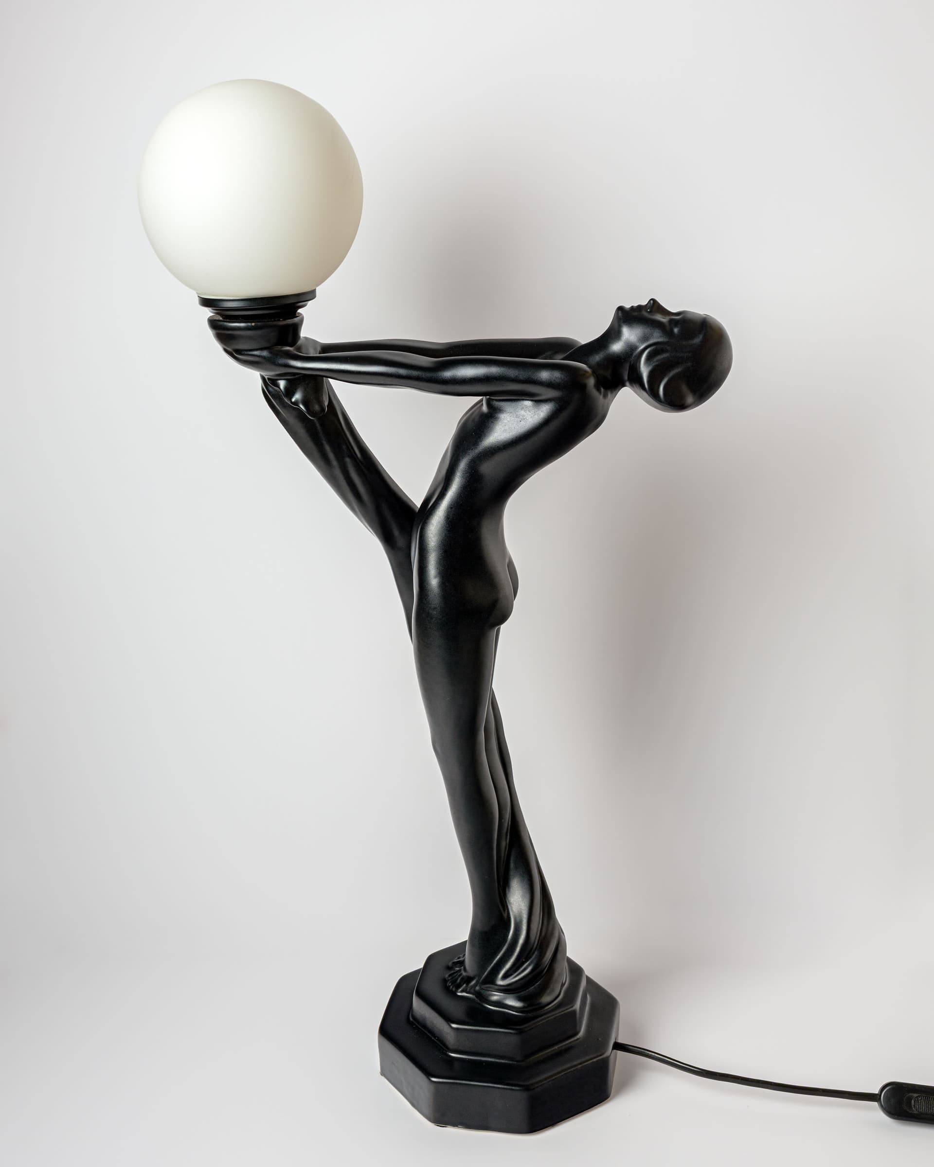 Lampa stołowa Art déco, ceramika czarna, szkło białe, lata 90. - 388228