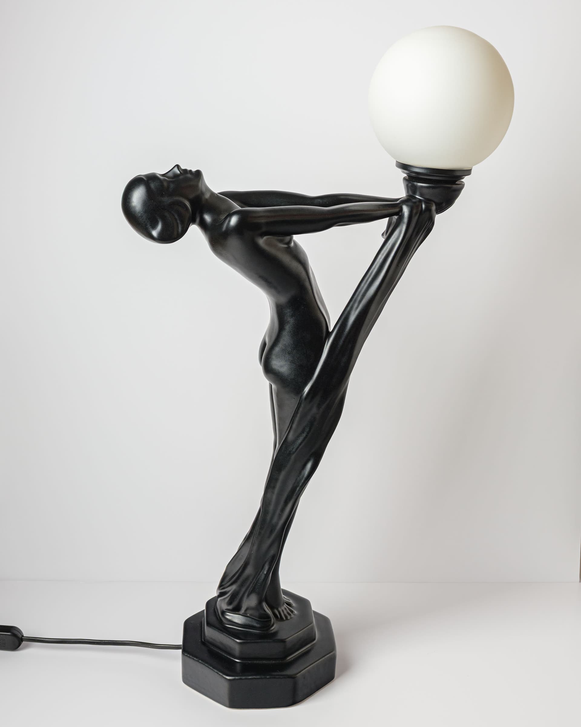 Lampa stołowa Art déco, ceramika czarna, szkło białe, lata 90. - 388233