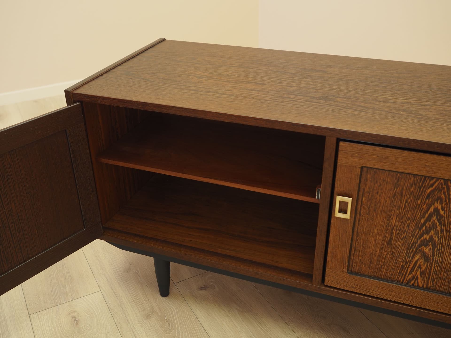 Szafka Danish Modern, dąb brązowy, nogi czarne, Dania, lata 70. - 388406