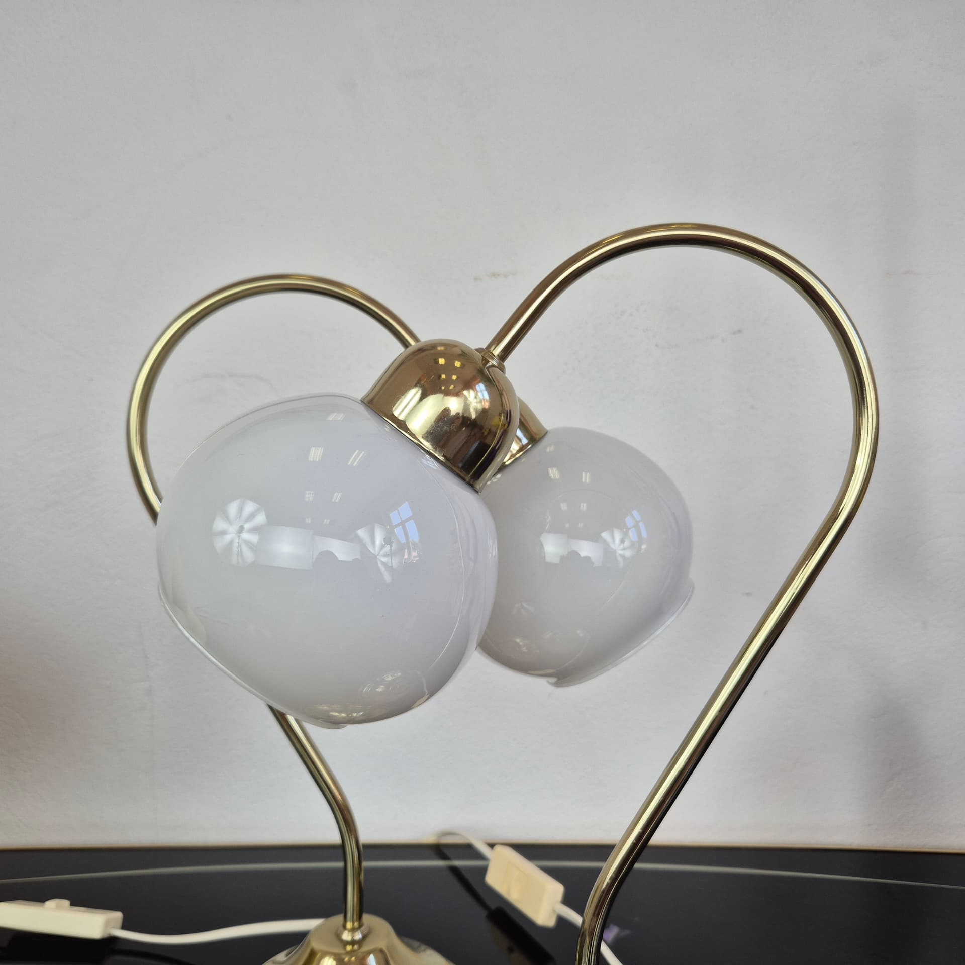 Para lamp stołowych, złoty mosiądz, szkło biały, lata 80. - 388654
