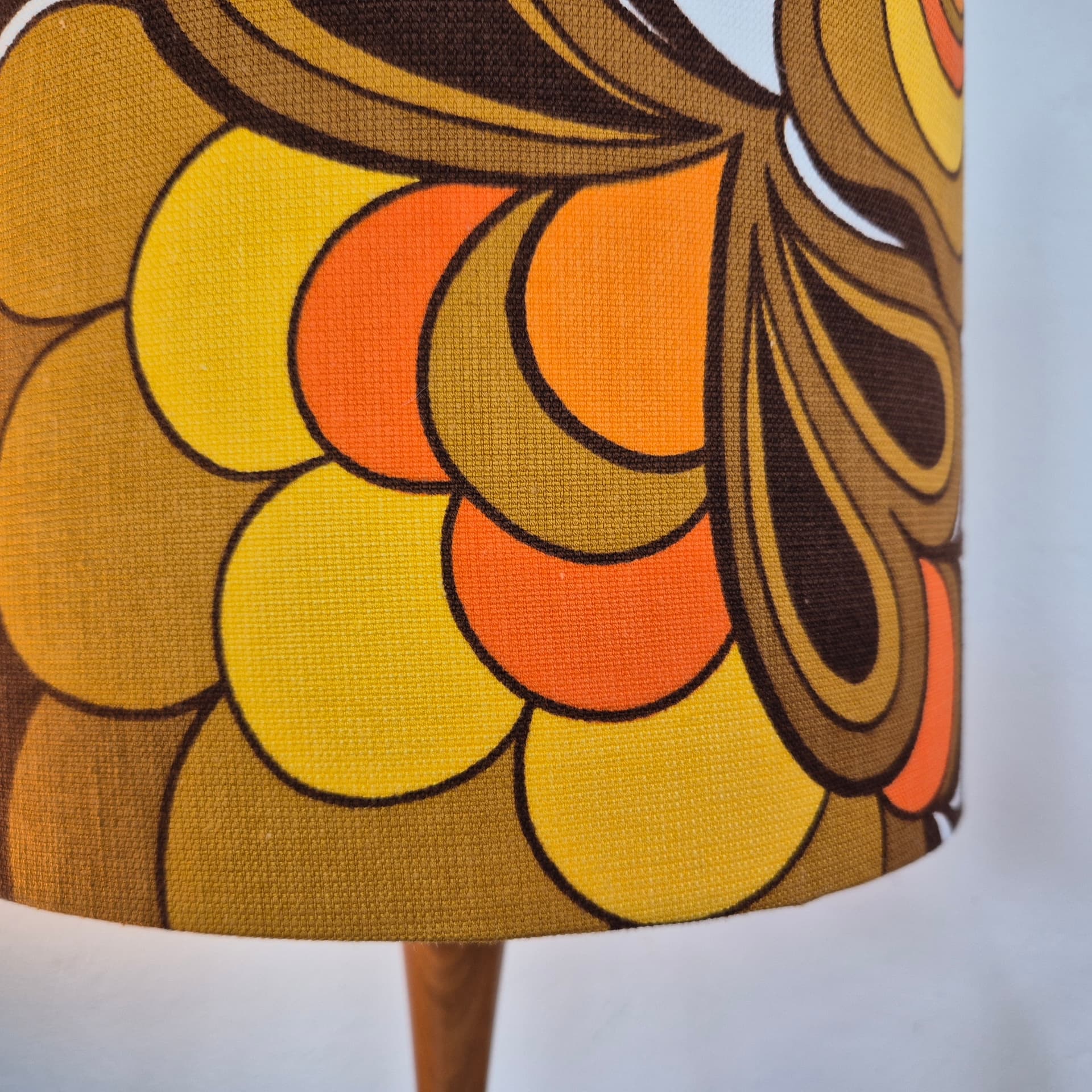 Lampa stołowa, teak brązowy, tkanina pomarańczowa żółta brązowa biała, Dania, lata 60. - 388687