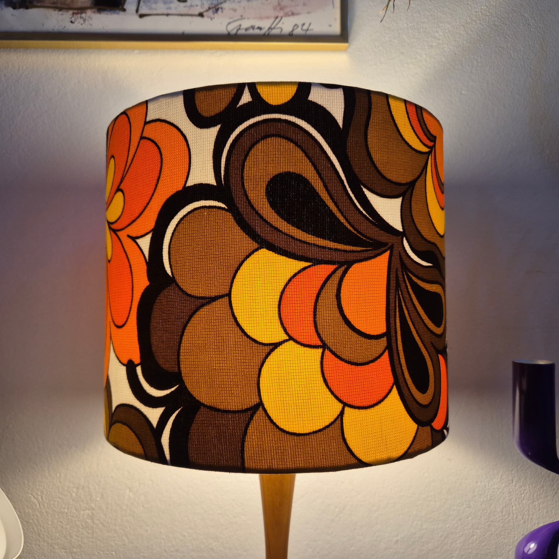 Lampa stołowa, teak brązowy, tkanina pomarańczowa żółta brązowa biała, Dania, lata 60. - 388688