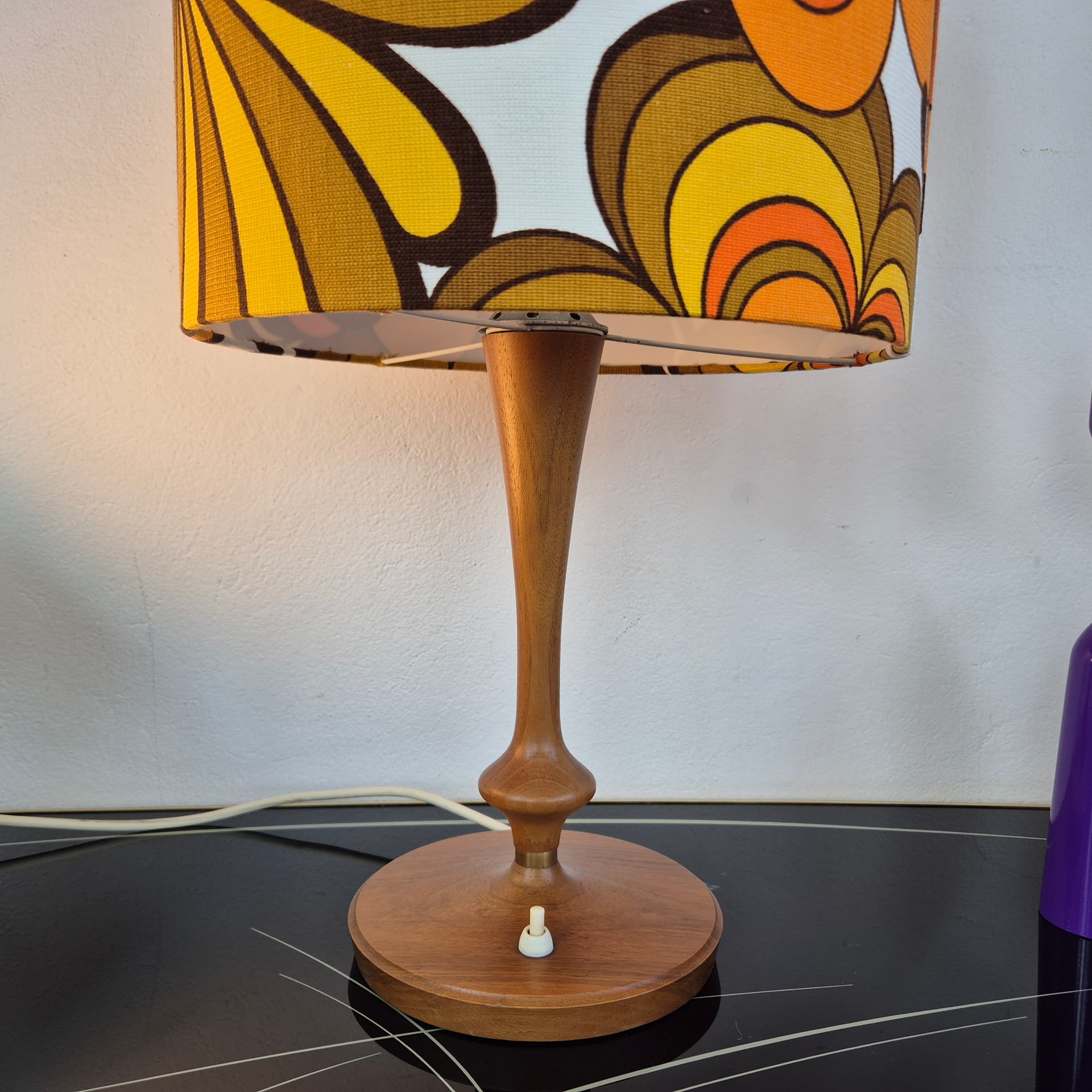 Lampa stołowa, teak brązowy, tkanina pomarańczowa żółta brązowa biała, Dania, lata 60. - 388684