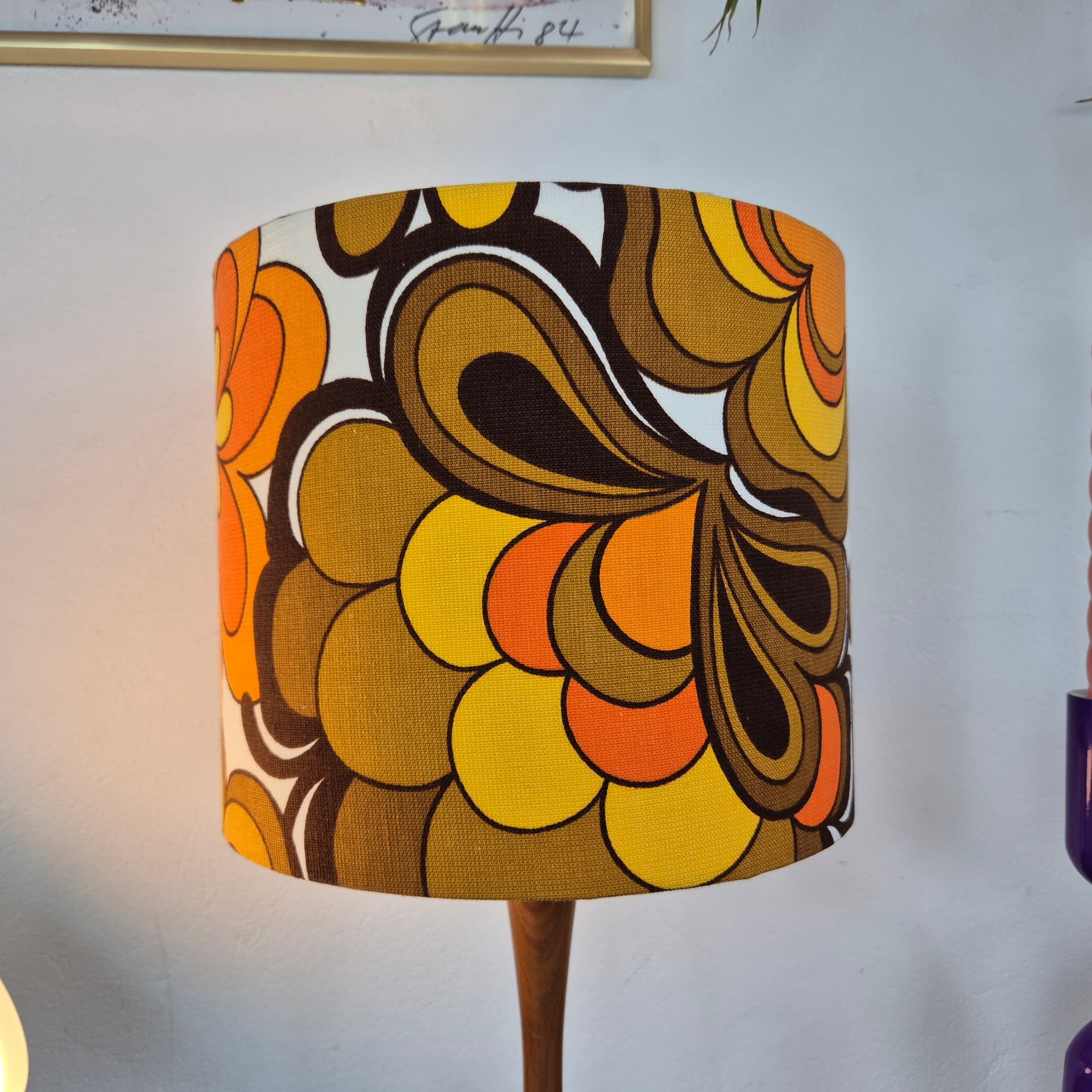 Lampa stołowa, teak brązowy, tkanina pomarańczowa żółta brązowa biała, Dania, lata 60. - 388686