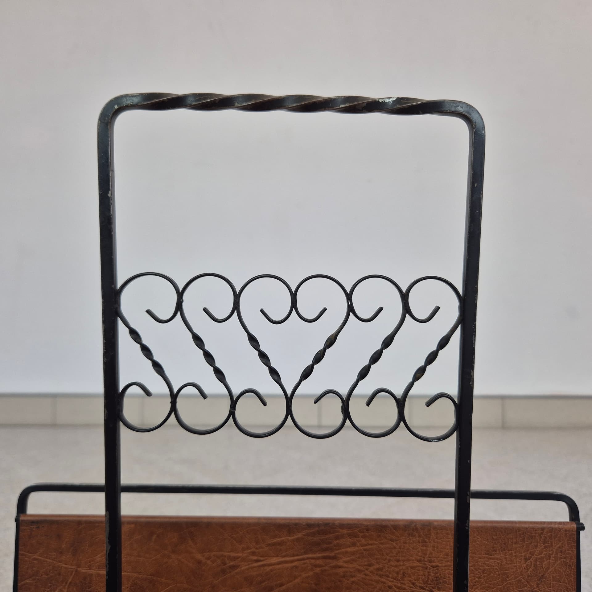 Gazetnik, brązowa skóra ekologiczna, metal czarny, Niemcy, lata 70. - 388958