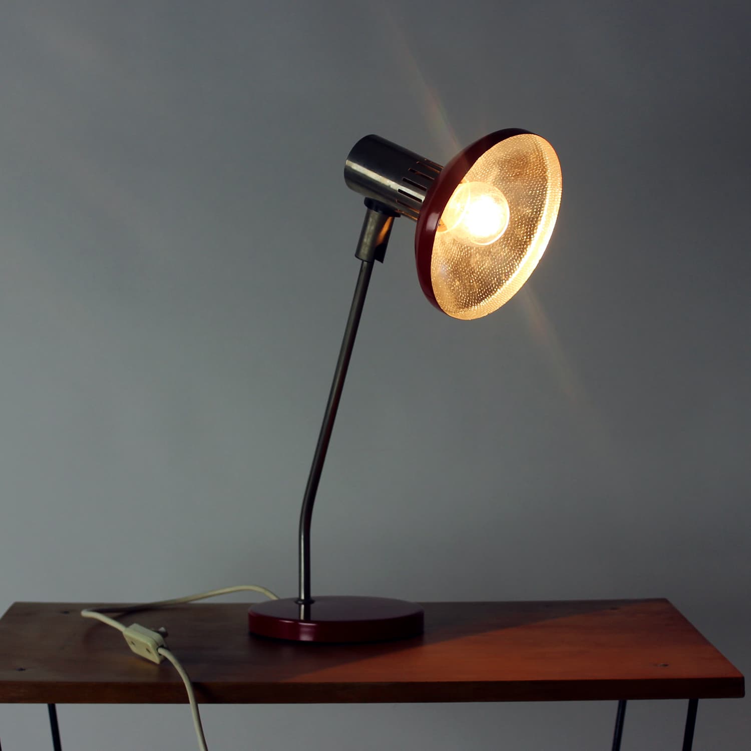 Lampa stołowa, czerwony aluminium, stal szczotkowana, Niemcy, lata 70. - 389436