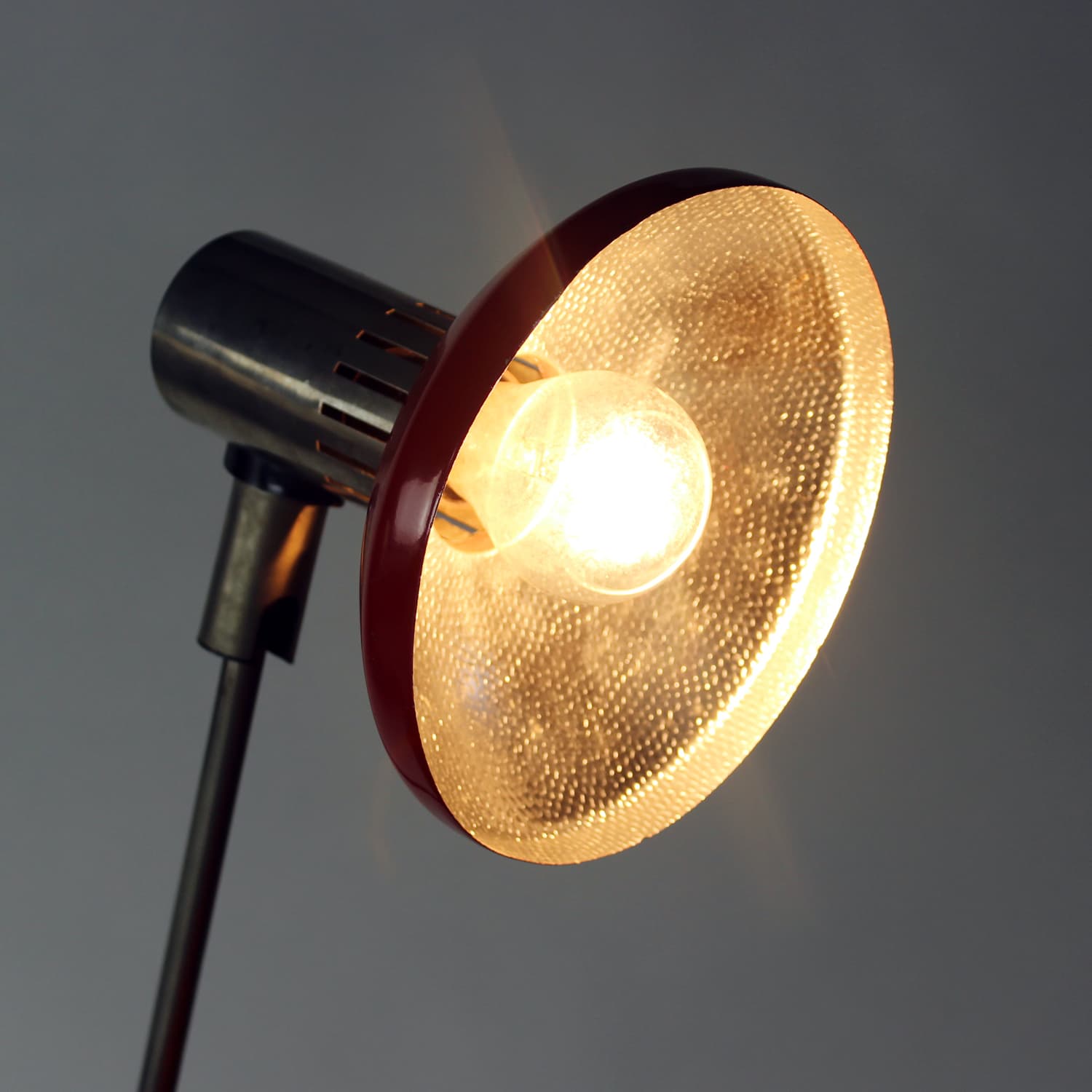 Lampa stołowa, czerwony aluminium, stal szczotkowana, Niemcy, lata 70. - 389437