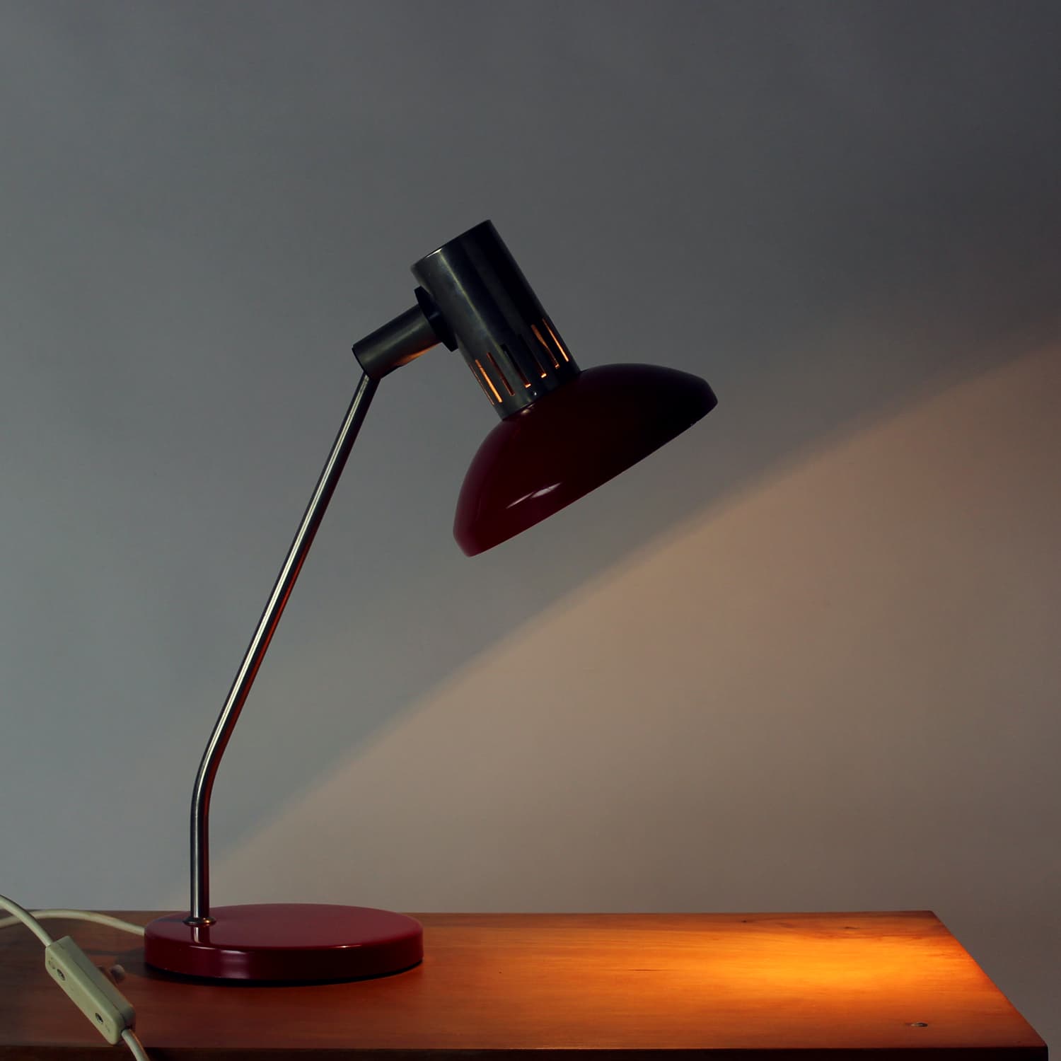 Lampa stołowa, czerwony aluminium, stal szczotkowana, Niemcy, lata 70. - 389428