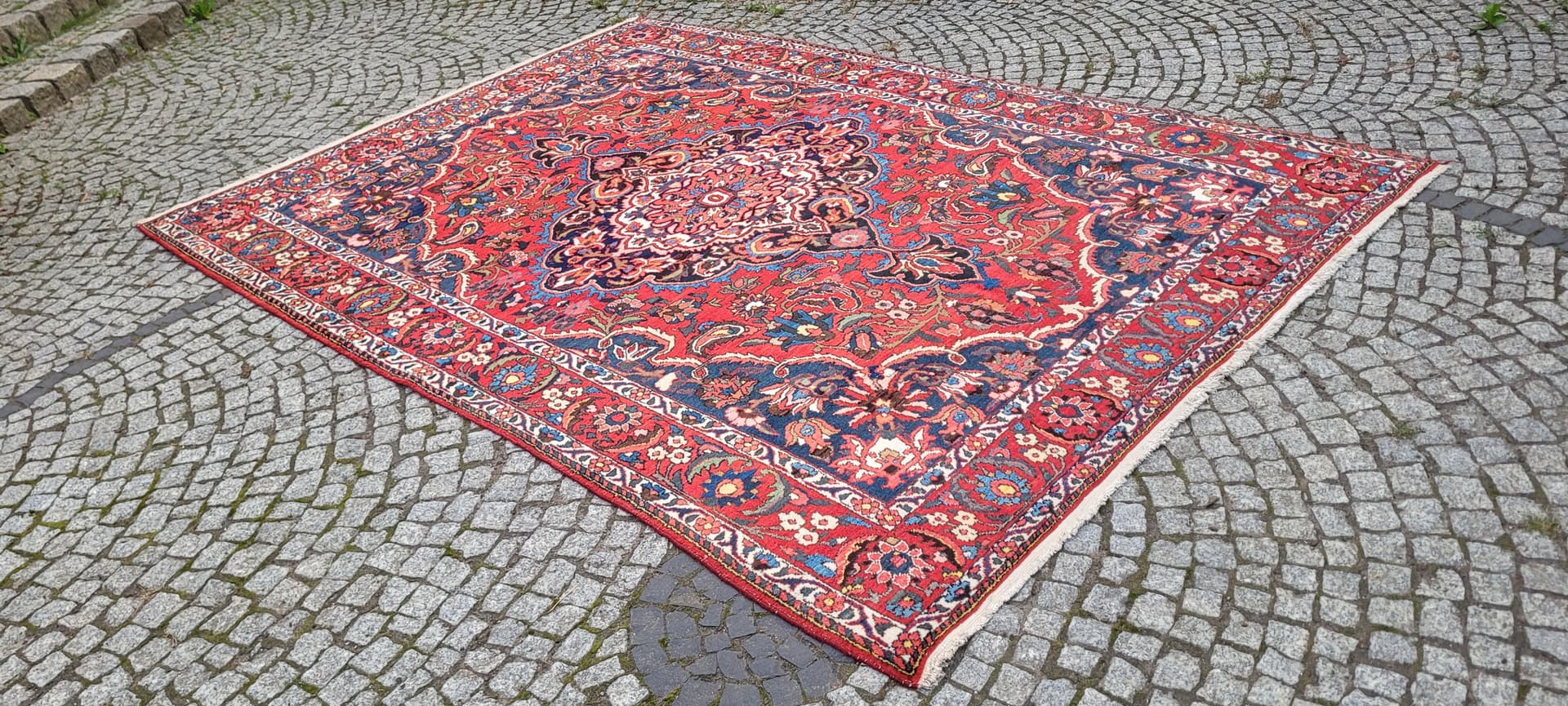 Persian rug Bakhtiari 215x315cm, red blue white green yellow, wool cotton, Iran, early 20th c. - 389887