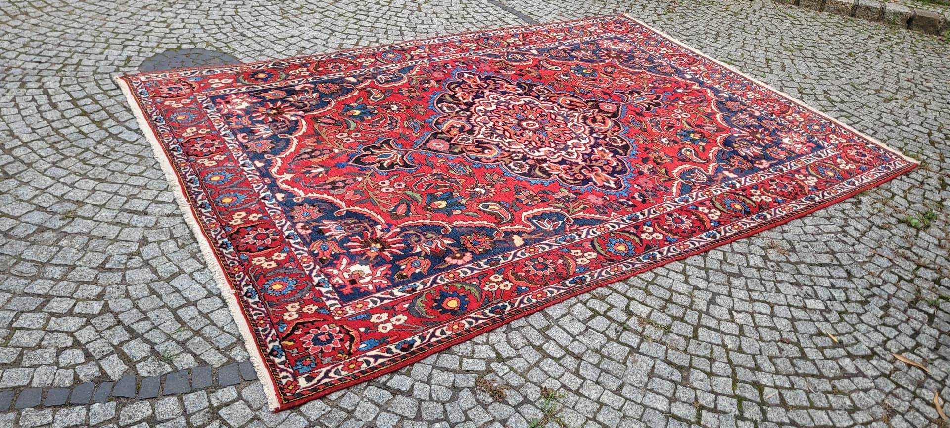 Persian rug Bakhtiari 215x315cm, red blue white green yellow, wool cotton, Iran, early 20th c. - 389896