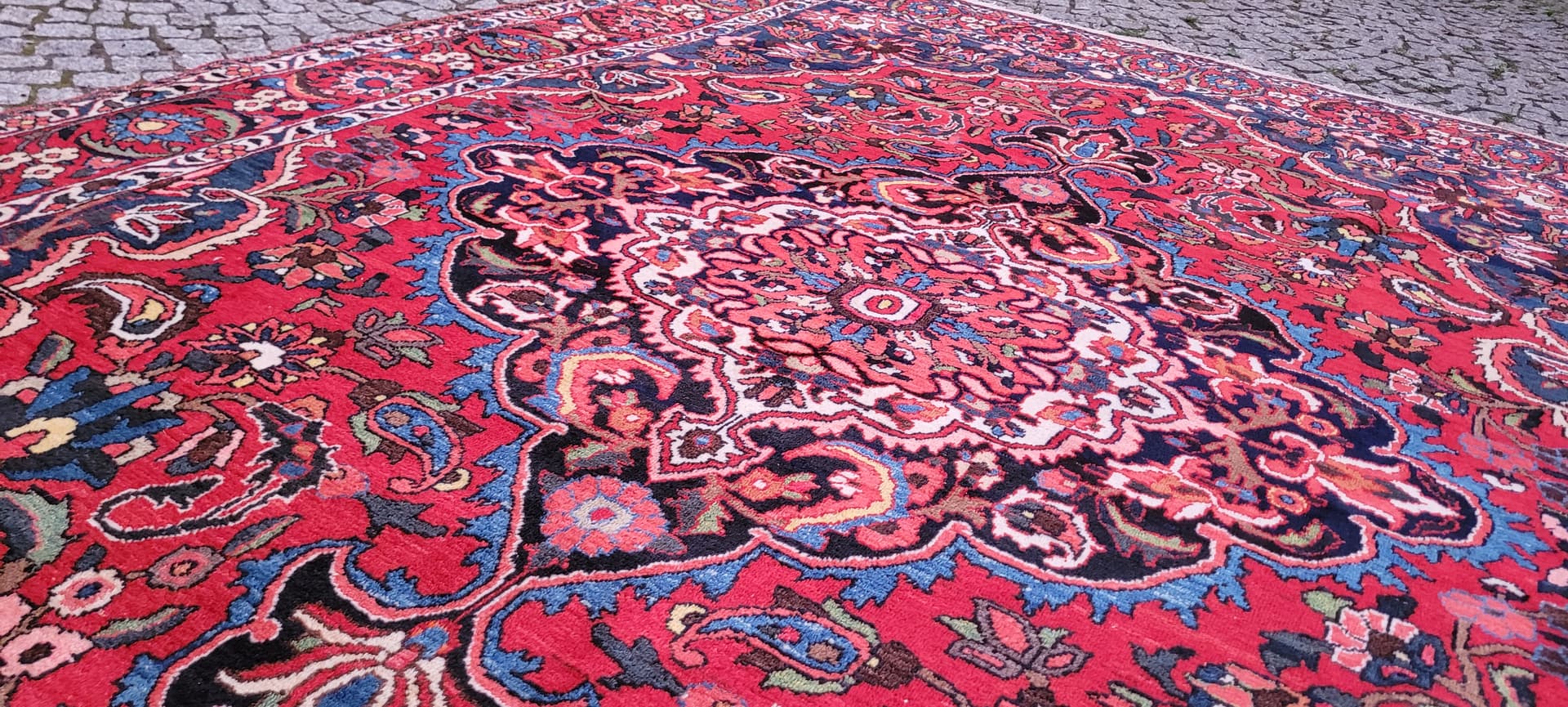 Persian rug Bakhtiari 215x315cm, red blue white green yellow, wool cotton, Iran, early 20th c. - 389897