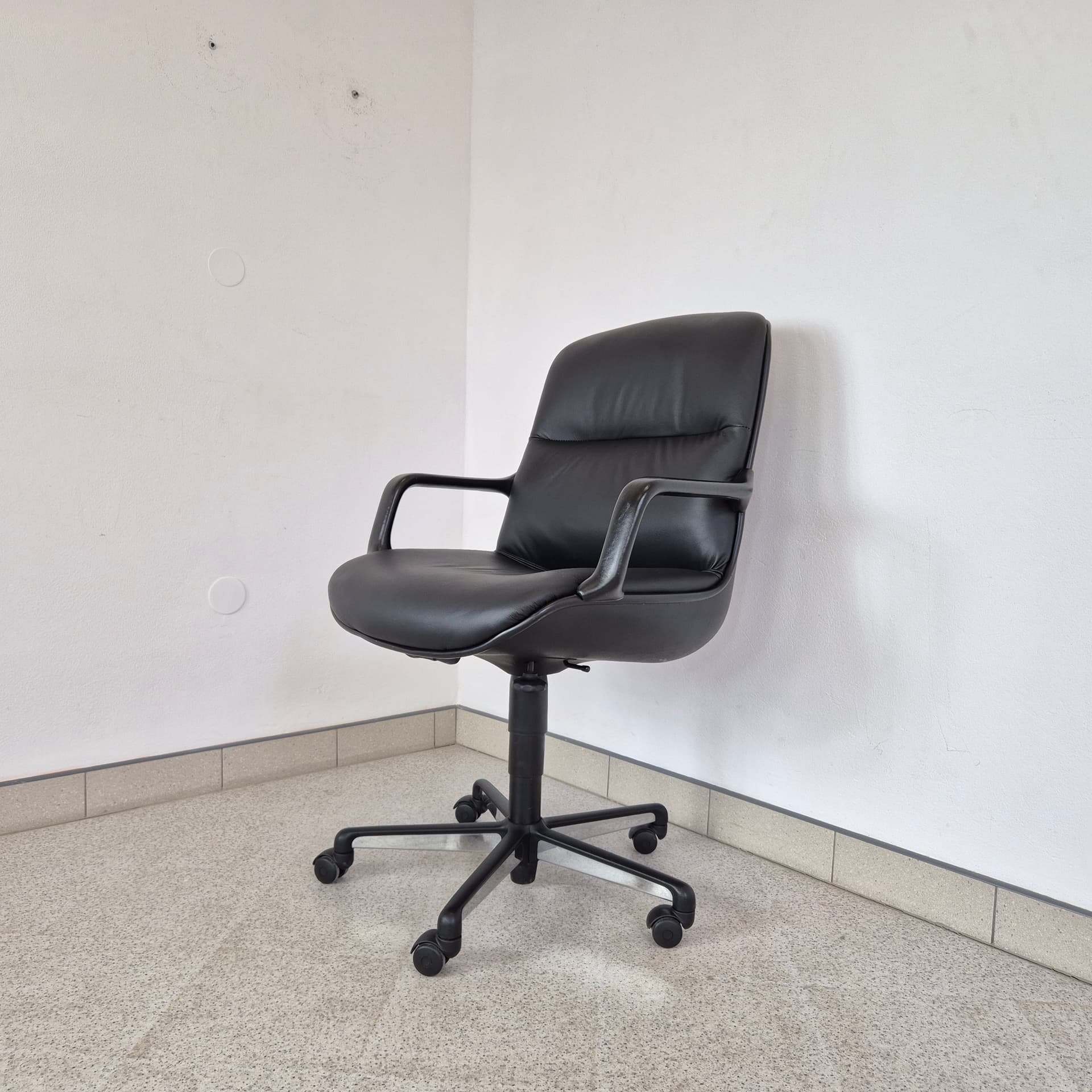 Fotel biurowy, skóra czarna, metal czarny, proj. Ch. Pollock, Niemcy, lata 70. - 389904