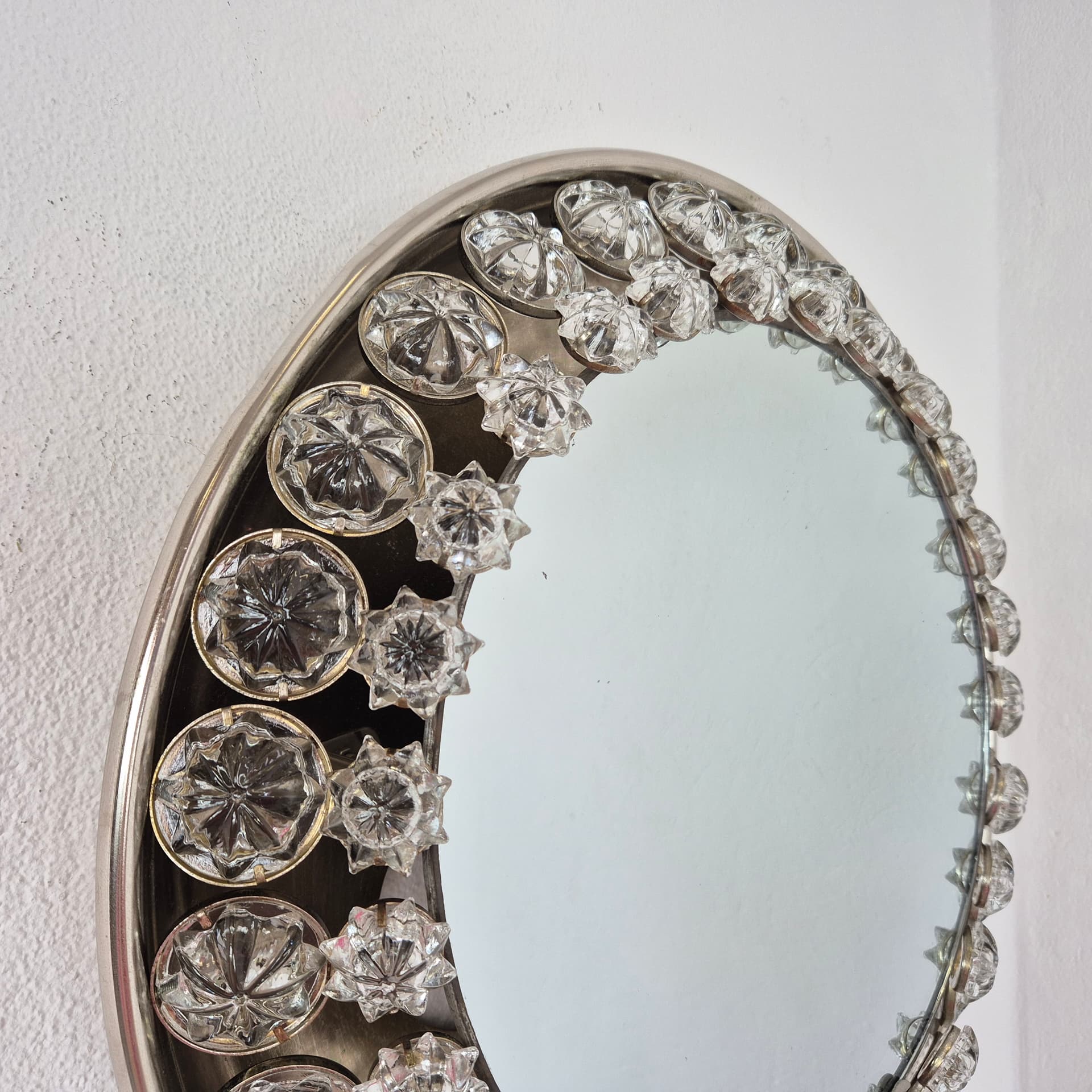 Illuminated wall mirror, silver metal, clear crystal, Austria, 1960s. - 390016
