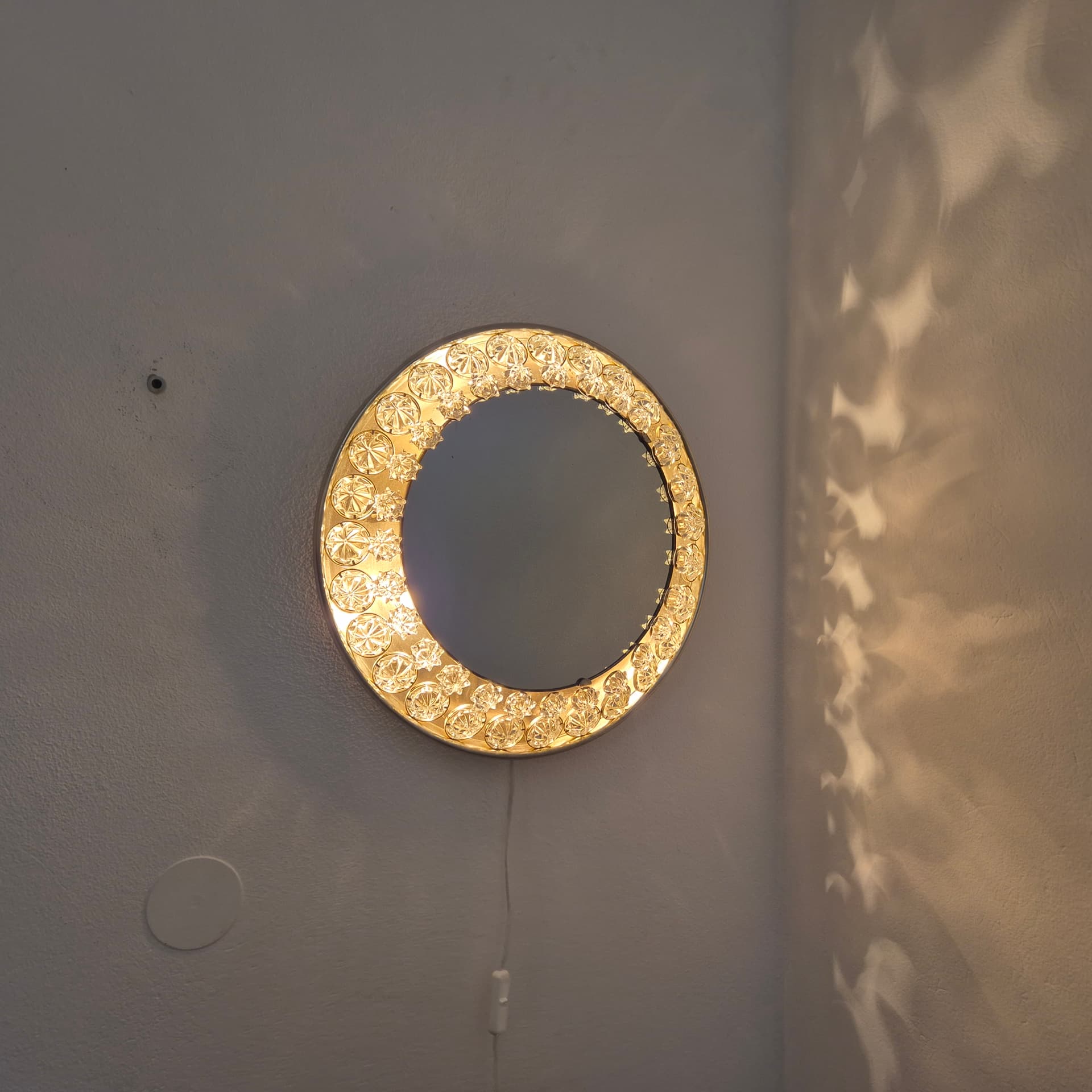 Illuminated wall mirror, silver metal, clear crystal, Austria, 1960s. - 390021