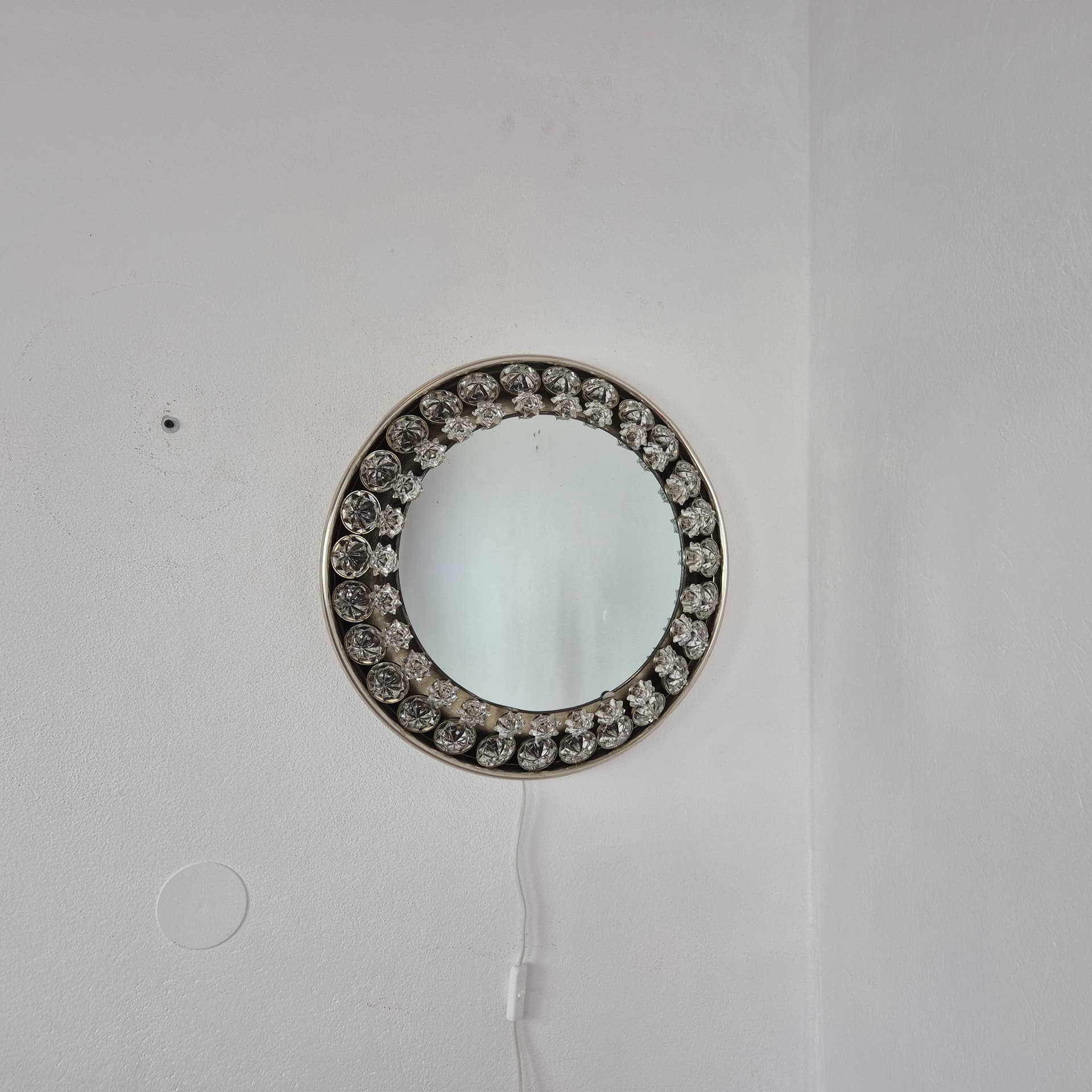Illuminated wall mirror, silver metal, clear crystal, Austria, 1960s. - 390015