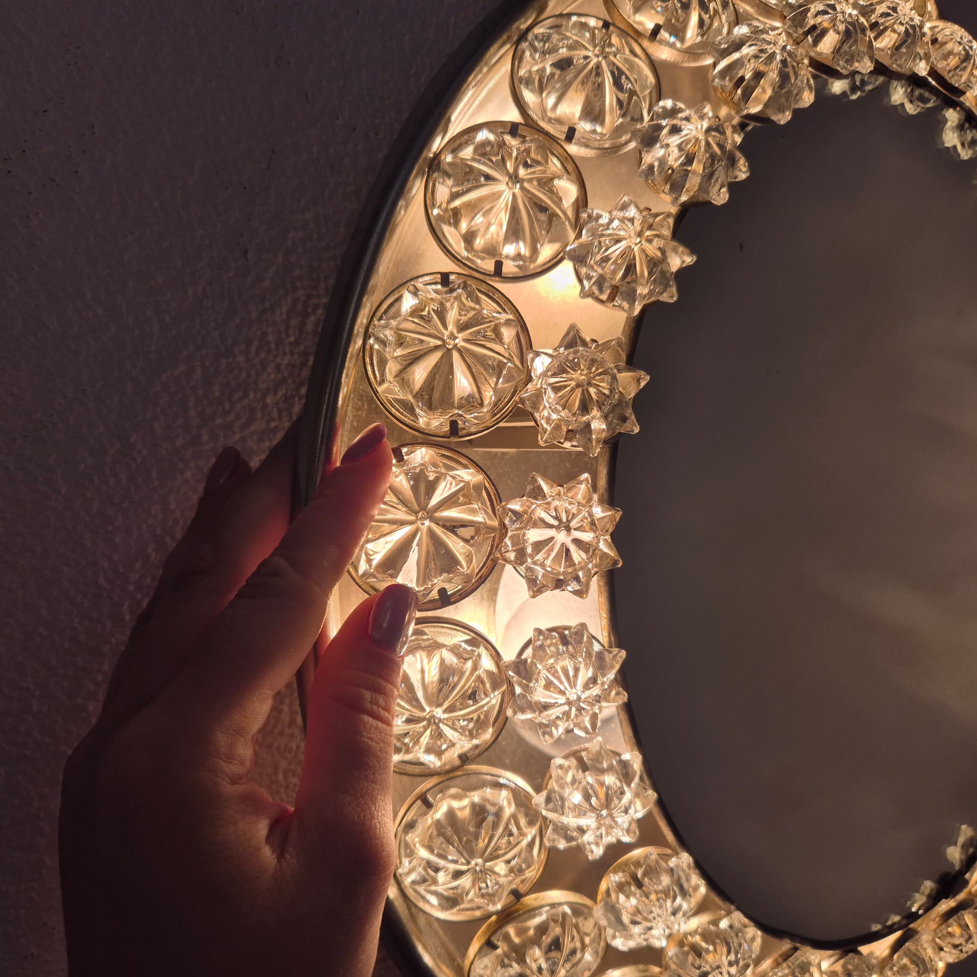 Illuminated wall mirror, silver metal, clear crystal, Austria, 1960s. - 390023