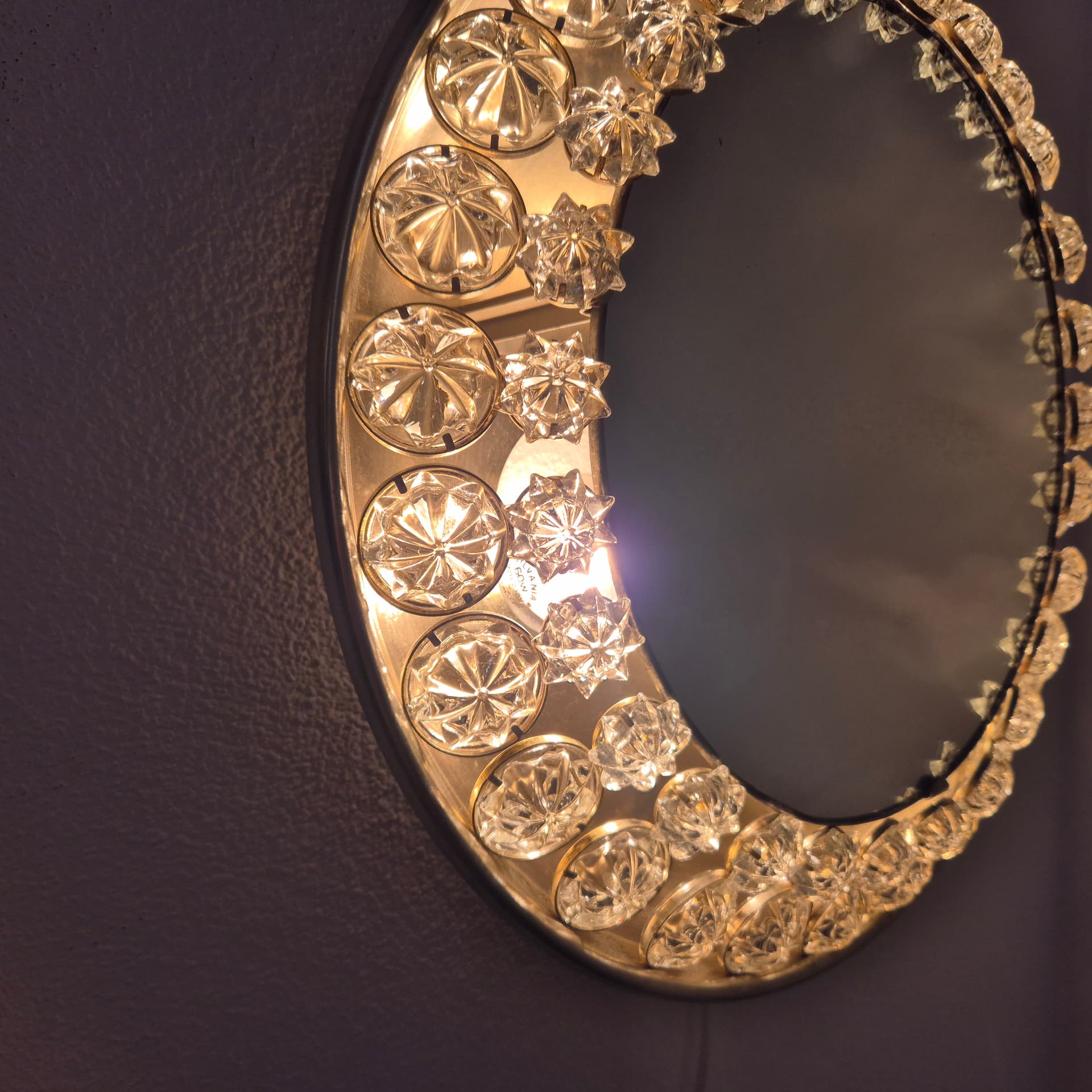 Illuminated wall mirror, silver metal, clear crystal, Austria, 1960s. - 390022