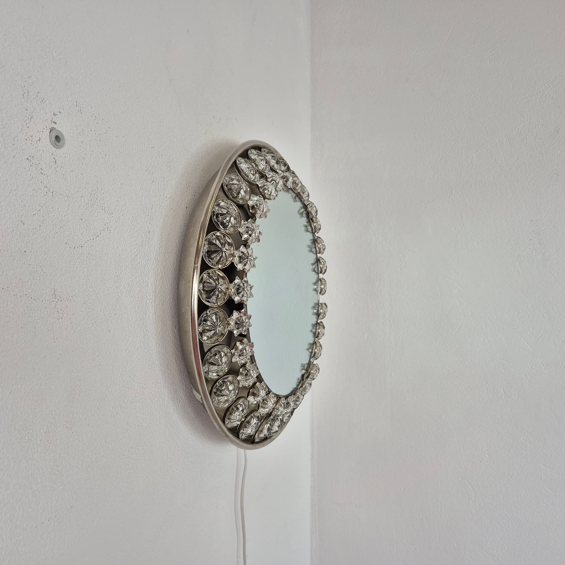 Illuminated wall mirror, silver metal, clear crystal, Austria, 1960s. - 390018