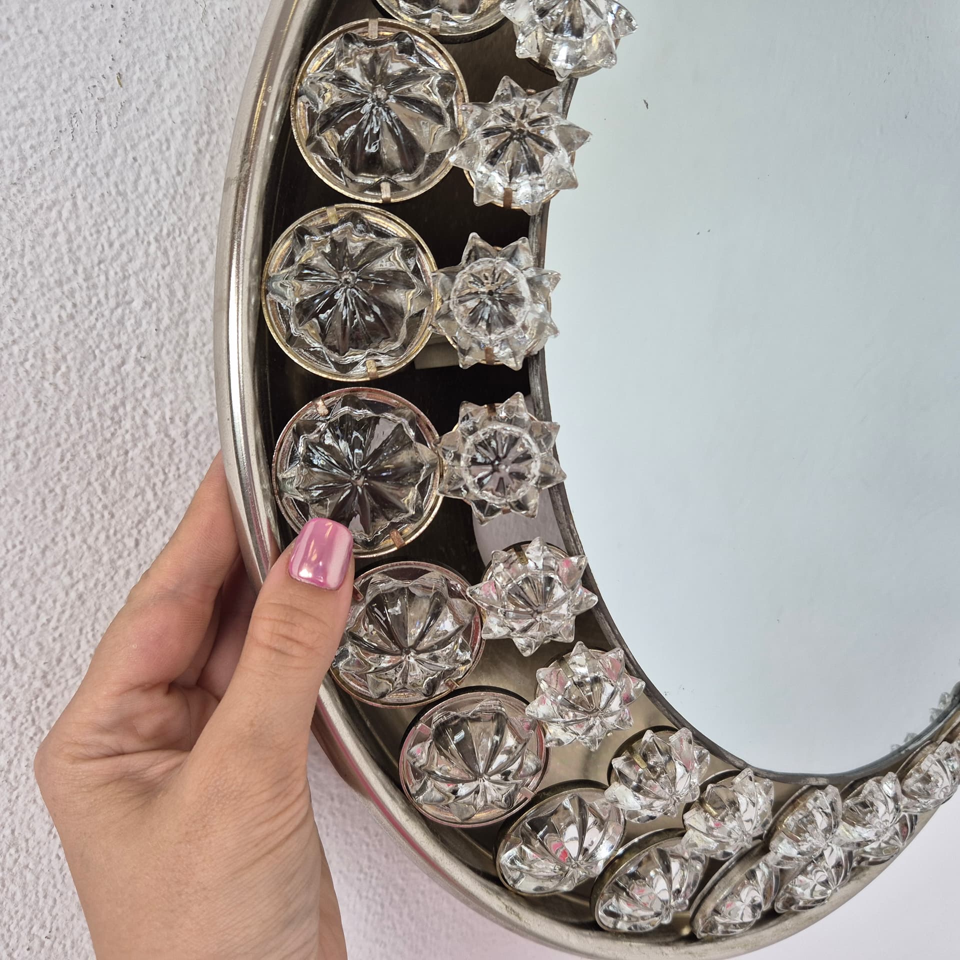 Illuminated wall mirror, silver metal, clear crystal, Austria, 1960s. - 390017