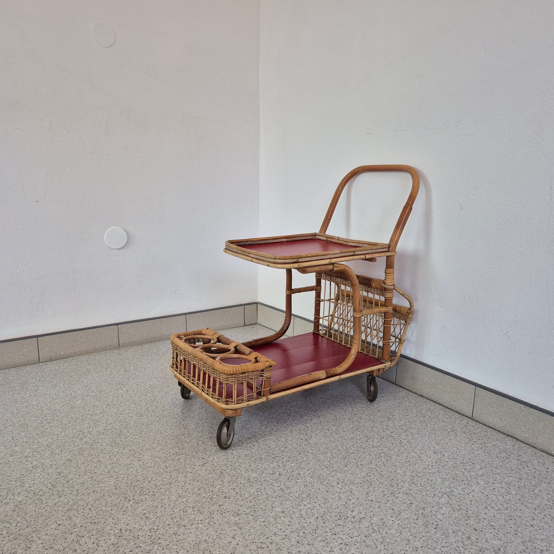 Wózek barowy, bambus brązowy, rattan brązowy, blaty bordowe, lata 50. - 390248