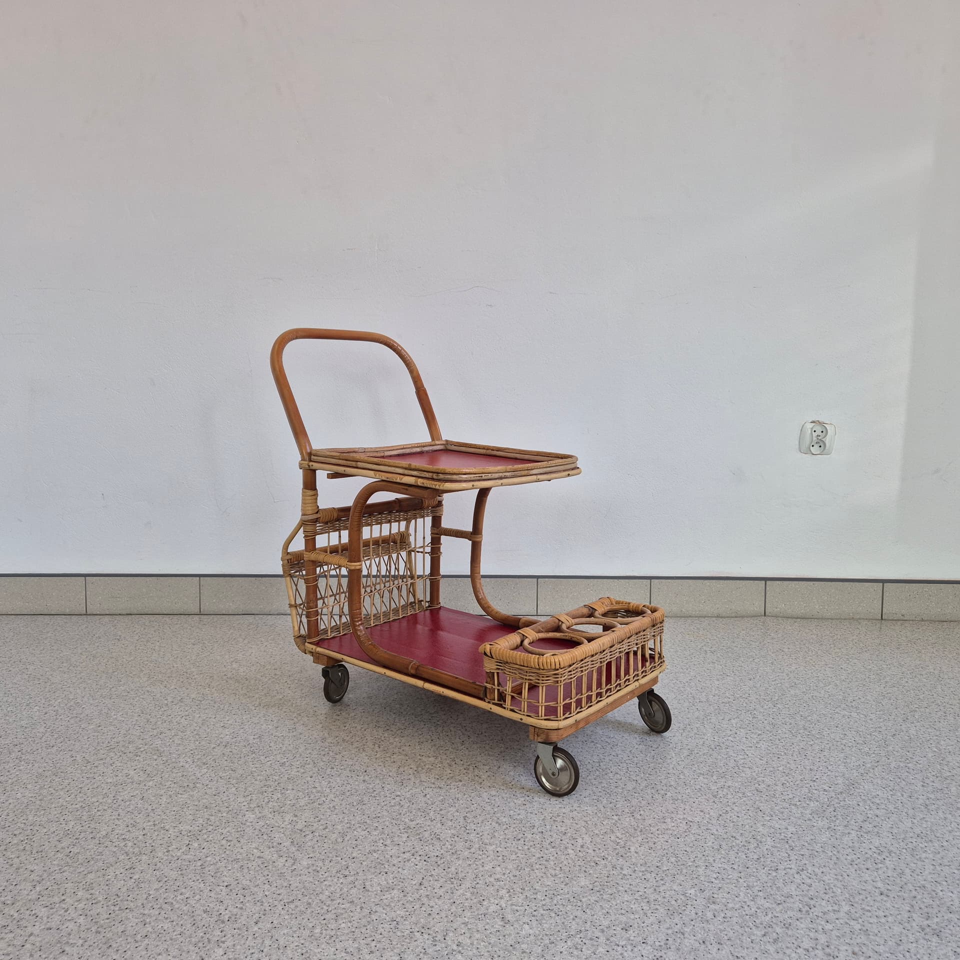 Wózek barowy, bambus brązowy, rattan brązowy, blaty bordowe, lata 50. - 390246