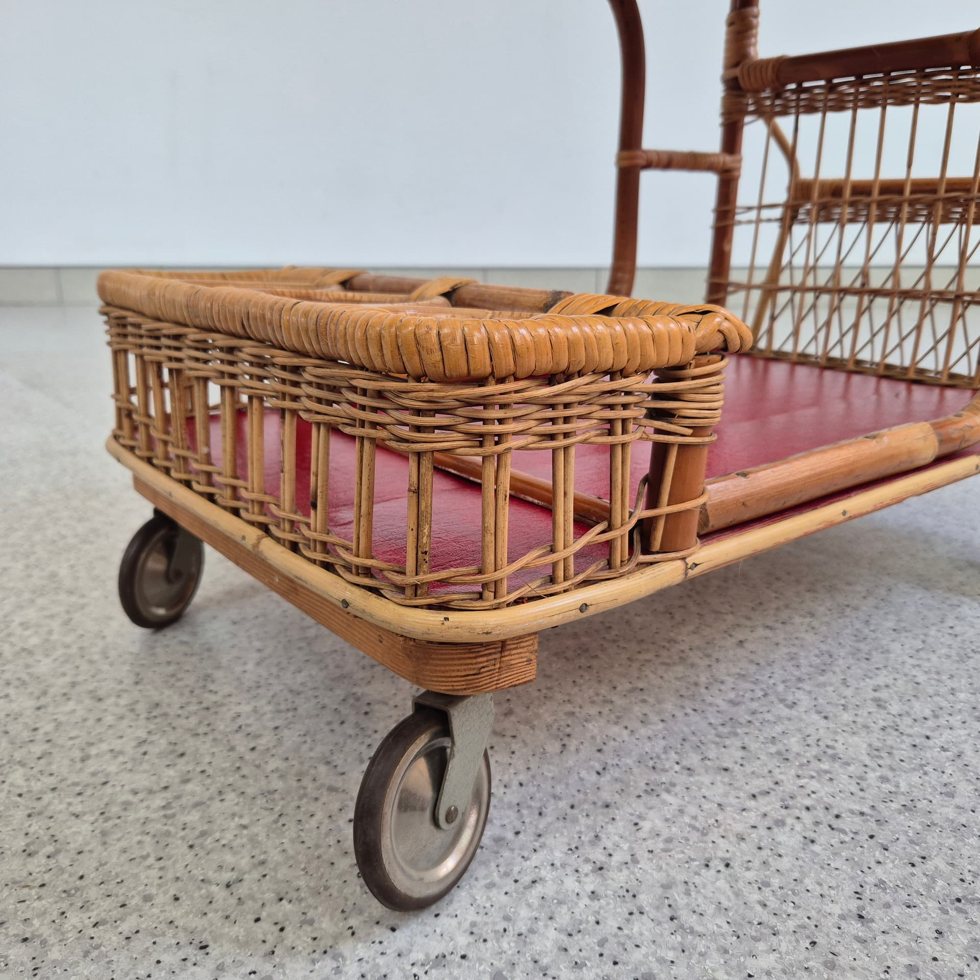 Wózek barowy, bambus brązowy, rattan brązowy, blaty bordowe, lata 50. - 390254