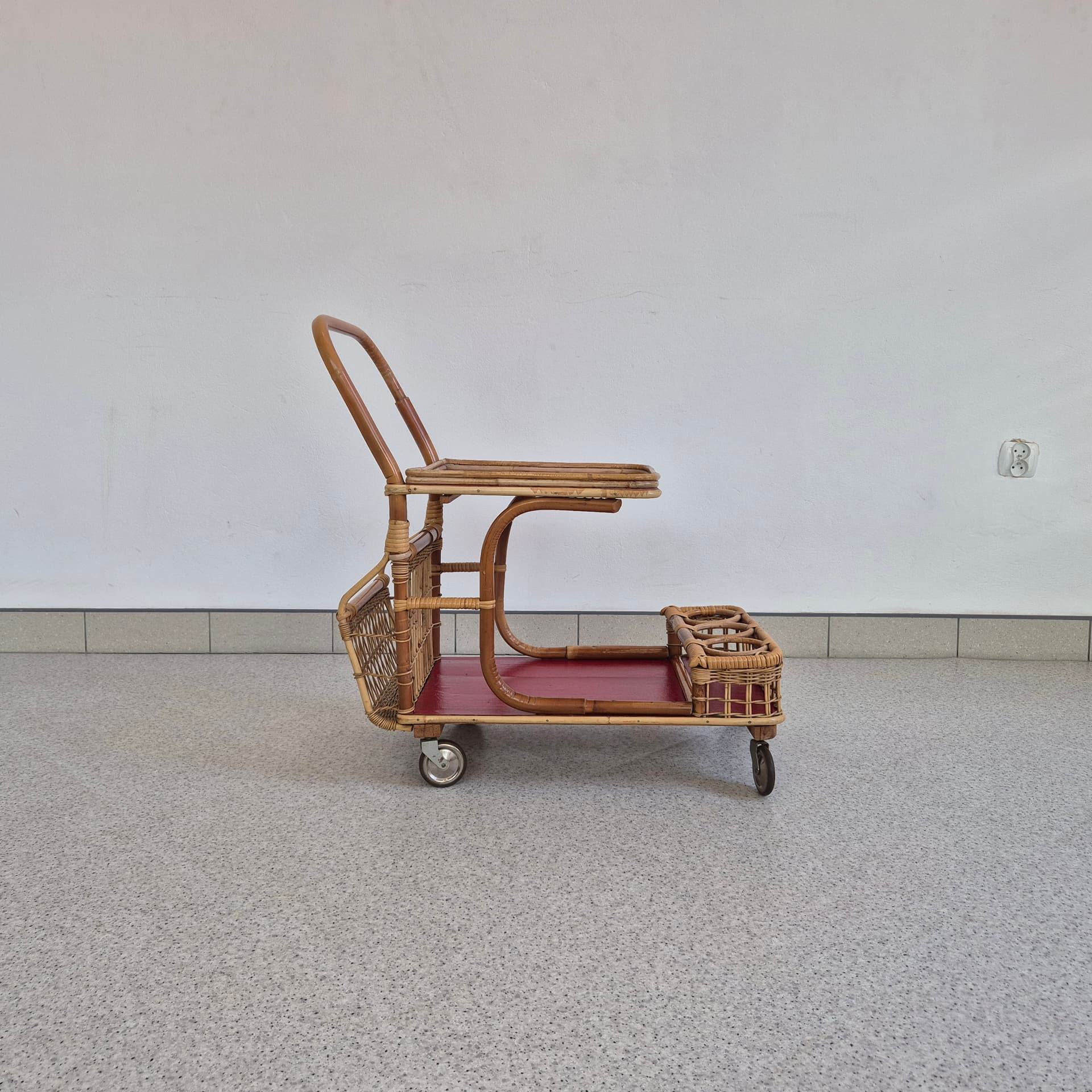 Wózek barowy, bambus brązowy, rattan brązowy, blaty bordowe, lata 50. - 390247