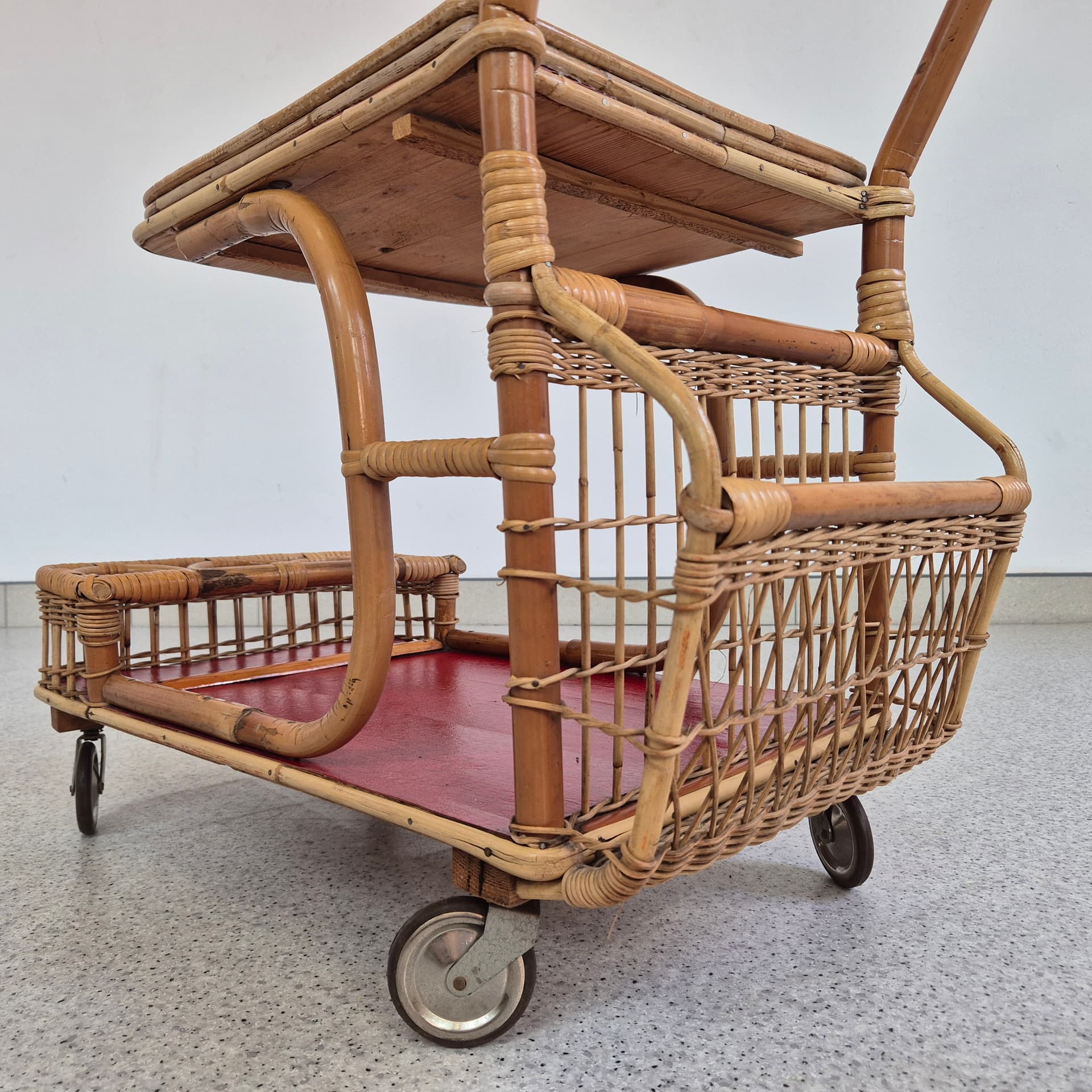 Wózek barowy, bambus brązowy, rattan brązowy, blaty bordowe, lata 50. - 390252
