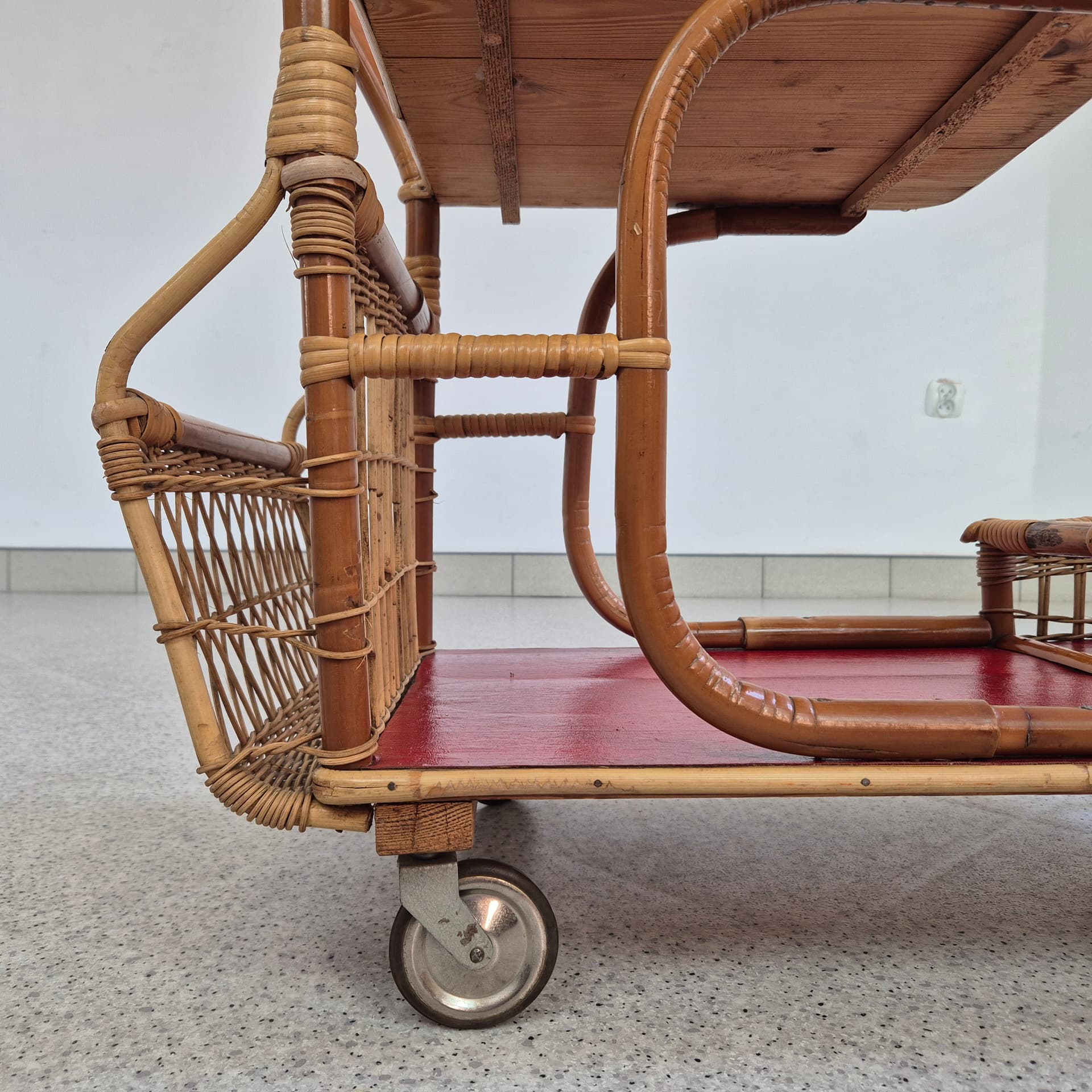 Wózek barowy, bambus brązowy, rattan brązowy, blaty bordowe, lata 50. - 390249