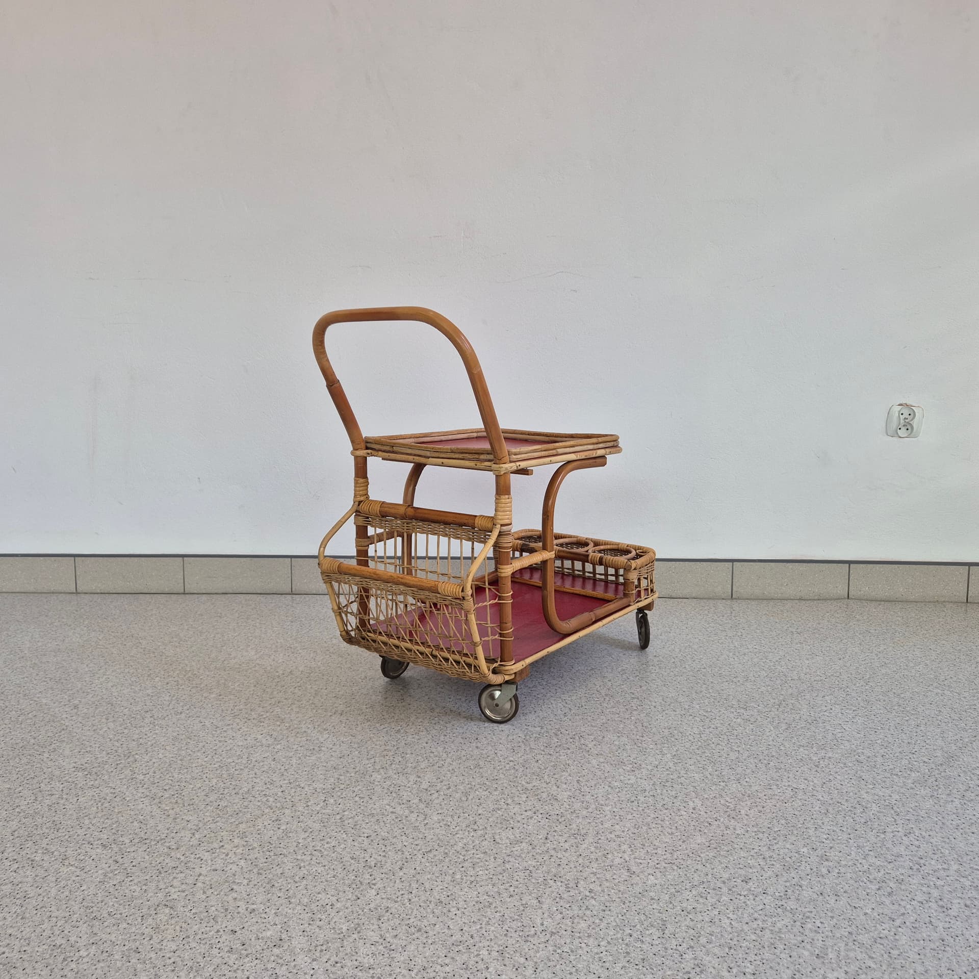 Wózek barowy, bambus brązowy, rattan brązowy, blaty bordowe, lata 50. - 390255