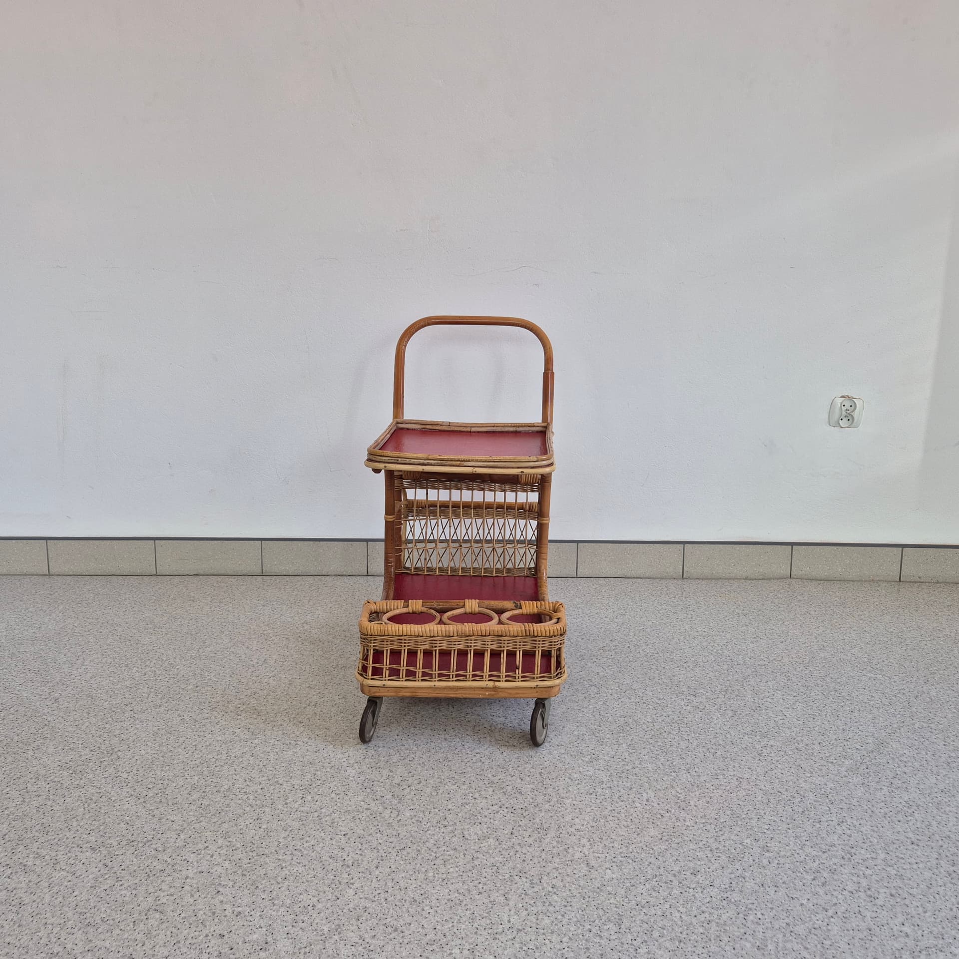 Wózek barowy, bambus brązowy, rattan brązowy, blaty bordowe, lata 50. - 390251